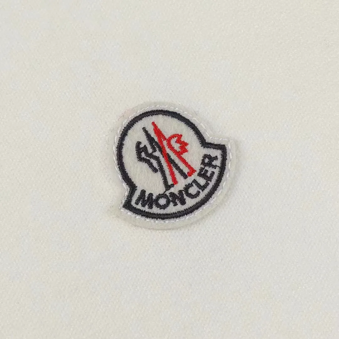P220 Moncler, complete with 3 marks for the mouth, logo embroidered turtleneck sweater, fine wool blended sweater, high-end custom-made series for men and women, belongs to the brand's high-end main line, patented top-grade yarn blending, uses innovation to interpret conventional styles, and the fabric configuration is subversive. The details are remarkable. The most anticipated sweater in the winter of 23, full of high-end sense. Outflowed from the brand's designated Zhejiang processing factory, very cost-effective, and the quality of Meri wool yarn is excellent. It feels super soft, delicate, soft, non-pilling and does not deform. It is available at all major counters at the same time. It is a must-have product every year. The product seems simple, the process is extremely complicated, and the upper body is not picky. The upper body is extremely skin-friendly and comfortable. It can be worn close to the body with an outer jacket or as an outer layer. Color: Black White Size: M L XL 2XL 3XL