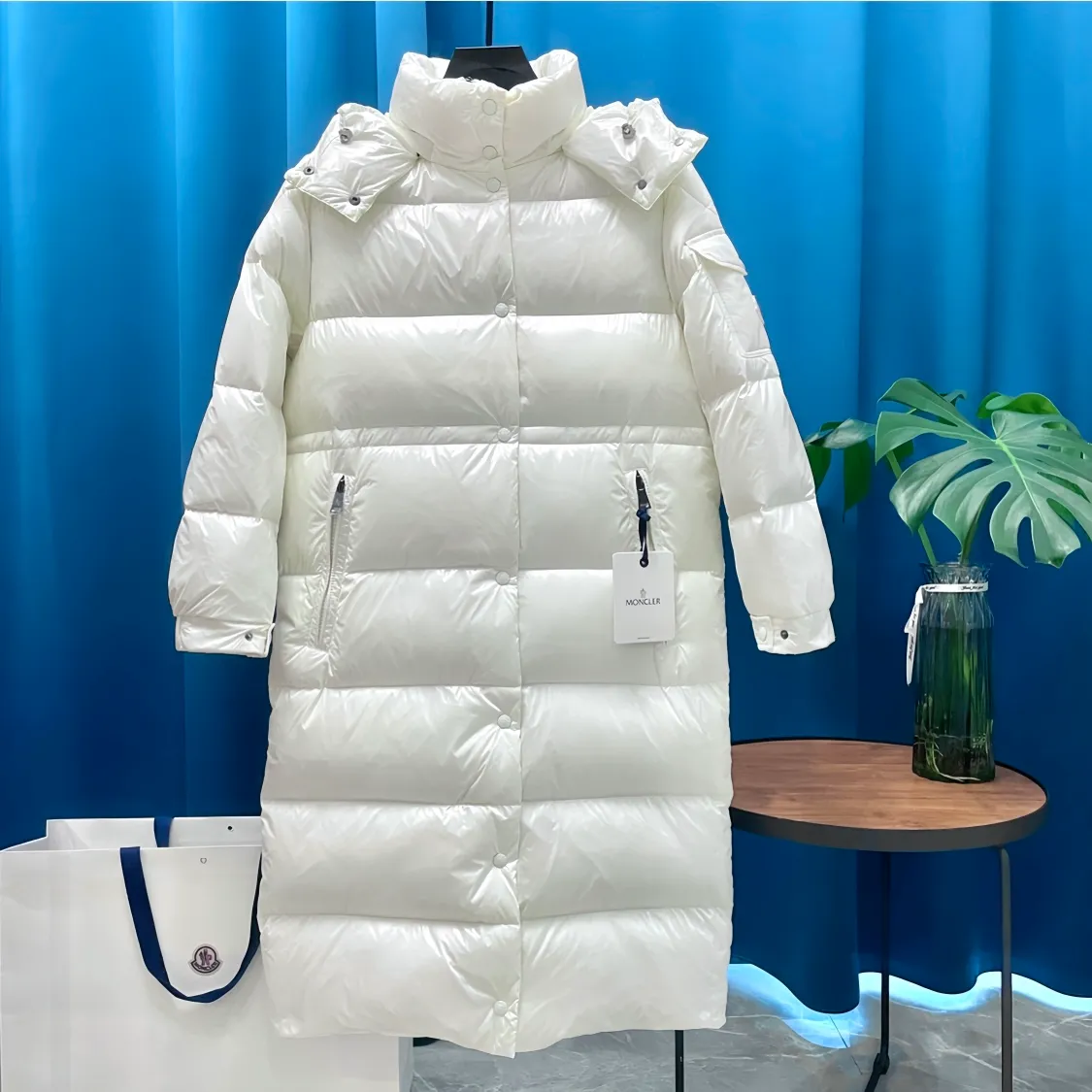 P900 Moncler ➡️Male Maire long down jacket for women, perfect for keeping out the cold! Yuhuang Winter Extra Long Hooded Down Jacket There are thousands of styles of down jackets. As the king at the pinnacle of the down industry, Yuhuang Family will be included in the key repurchase list every year!  Because no matter how cold the wind is and the cold is unbearable, Yuhuang will always accompany you to give you warmth and resist the cold wave!  Made of pure European standard 90% goose down + 10% feathers. Real European standard goose down🦢 When you get the clothes, you can feel the filling and fullness of the down jacket. It is really not on the same level as the market products... The down content is the highest level in the industry. The raw materials are well invested. The best neck down on the goose is selected. The down is light, thin, soft and warm. It is very healing, comfortable and breathable, and as warm as a lover’s hug!  The shiny fabric design is noble and elegant, highlighting the texture! If you touch it with your fingers, you will definitely be conquered by its invincible texture, which is fluffy but not bloated! Everything is Yuhuang’s craftsmanship. Highly praised. It’s extremely eye-catching!