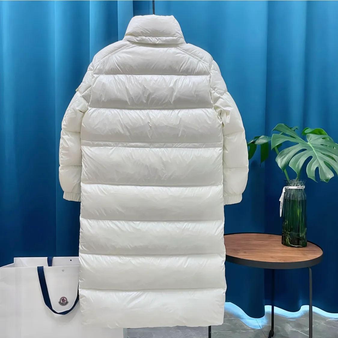 P900 Moncler ➡️Male Maire long down jacket for women, perfect for keeping out the cold! Yuhuang Winter Extra Long Hooded Down Jacket There are thousands of styles of down jackets. As the king at the pinnacle of the down industry, Yuhuang Family will be included in the key repurchase list every year!  Because no matter how cold the wind is and the cold is unbearable, Yuhuang will always accompany you to give you warmth and resist the cold wave!  Made of pure European standard 90% goose down + 10% feathers. Real European standard goose down🦢 When you get the clothes, you can feel the filling and fullness of the down jacket. It is really not on the same level as the market products... The down content is the highest level in the industry. The raw materials are well invested. The best neck down on the goose is selected. The down is light, thin, soft and warm. It is very healing, comfortable and breathable, and as warm as a lover’s hug!  The shiny fabric design is noble and elegant, highlighting the texture! If you touch it with your fingers, you will definitely be conquered by its invincible texture, which is fluffy but not bloated! Everything is Yuhuang’s craftsmanship. Highly praised. It’s extremely eye-catching!