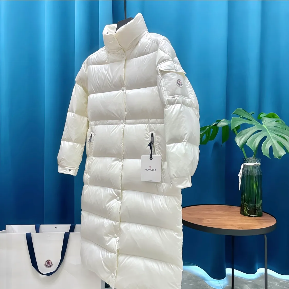 P900 Moncler ➡️Male Maire long down jacket for women, perfect for keeping out the cold! Yuhuang Winter Extra Long Hooded Down Jacket There are thousands of styles of down jackets. As the king at the pinnacle of the down industry, Yuhuang Family will be included in the key repurchase list every year!  Because no matter how cold the wind is and the cold is unbearable, Yuhuang will always accompany you to give you warmth and resist the cold wave!  Made of pure European standard 90% goose down + 10% feathers. Real European standard goose down🦢 When you get the clothes, you can feel the filling and fullness of the down jacket. It is really not on the same level as the market products... The down content is the highest level in the industry. The raw materials are well invested. The best neck down on the goose is selected. The down is light, thin, soft and warm. It is very healing, comfortable and breathable, and as warm as a lover’s hug!  The shiny fabric design is noble and elegant, highlighting the texture! If you touch it with your fingers, you will definitely be conquered by its invincible texture, which is fluffy but not bloated! Everything is Yuhuang’s craftsmanship. Highly praised. It’s extremely eye-catching!