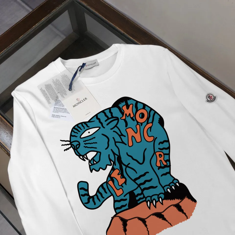 P180, a non-off-the-shelf model, you can trust it. Moncler printed long-sleeved T-shirt, 240g breathable cotton fabric, very soft and comfortable texture, does not shrink, does not deform, does not ball), can be worn alone as a base layer. Original customized accessories, collar label, care mark, hangtag, packaging (perfect details) Color: White Black Size: XS S M L