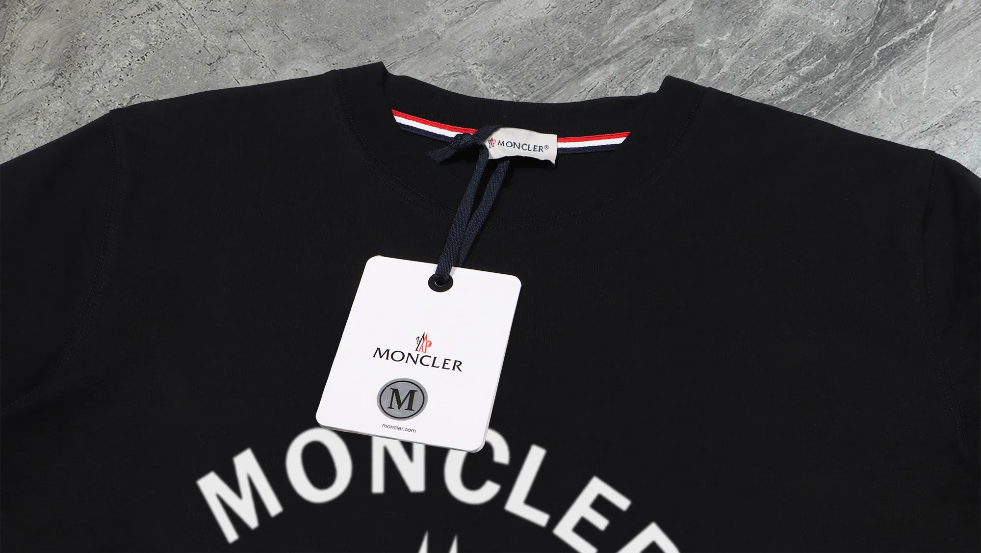 P210 High-version sweatshirt) [Long-term stock] 〖𝐌𝐎𝐍𝐂𝐋𝐄𝐑~Mask〗 Made of 440g heavy-weight fabric. It is different from the market currency. It can be matched with any variety and is properly handsome. 😎The whole dress is made of double waistcoats. The double waistcoats make the whole dress more three-dimensional. Not ordinary factories can do such fine work. 2025 Spring runway version of the T stage, on sale at the counter, round neck terry sweatshirt, high-end double-strand pure cotton, custom-made stretch ribs, dyed in the same vat, complete with three standards, matched with exquisite embroidered LOGO on the chest, simple and advanced, same style for men and women. Color: black, apricot, white, size: S M L XL 2XL
