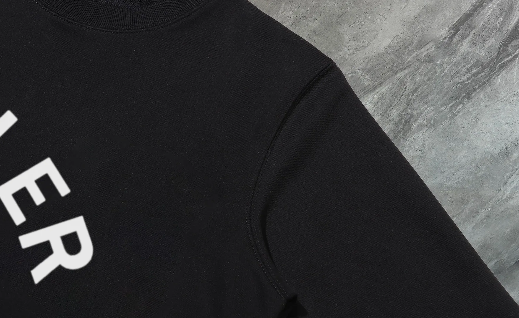 P210 High-version sweatshirt) [Long-term stock] 〖𝐌𝐎𝐍𝐂𝐋𝐄𝐑~Mask〗 Made of 440g heavy-weight fabric. It is different from the market currency. It can be matched with any variety and is properly handsome. 😎The whole dress is made of double waistcoats. The double waistcoats make the whole dress more three-dimensional. Not ordinary factories can do such fine work. 2025 Spring runway version of the T stage, on sale at the counter, round neck terry sweatshirt, high-end double-strand pure cotton, custom-made stretch ribs, dyed in the same vat, complete with three standards, matched with exquisite embroidered LOGO on the chest, simple and advanced, same style for men and women. Color: black, apricot, white, size: S M L XL 2XL