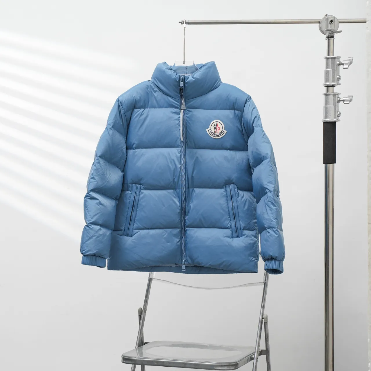 P640 MONCLER丨Muzzled chest big mark stand collar down jacket Color: sky blue Size: 1-6
