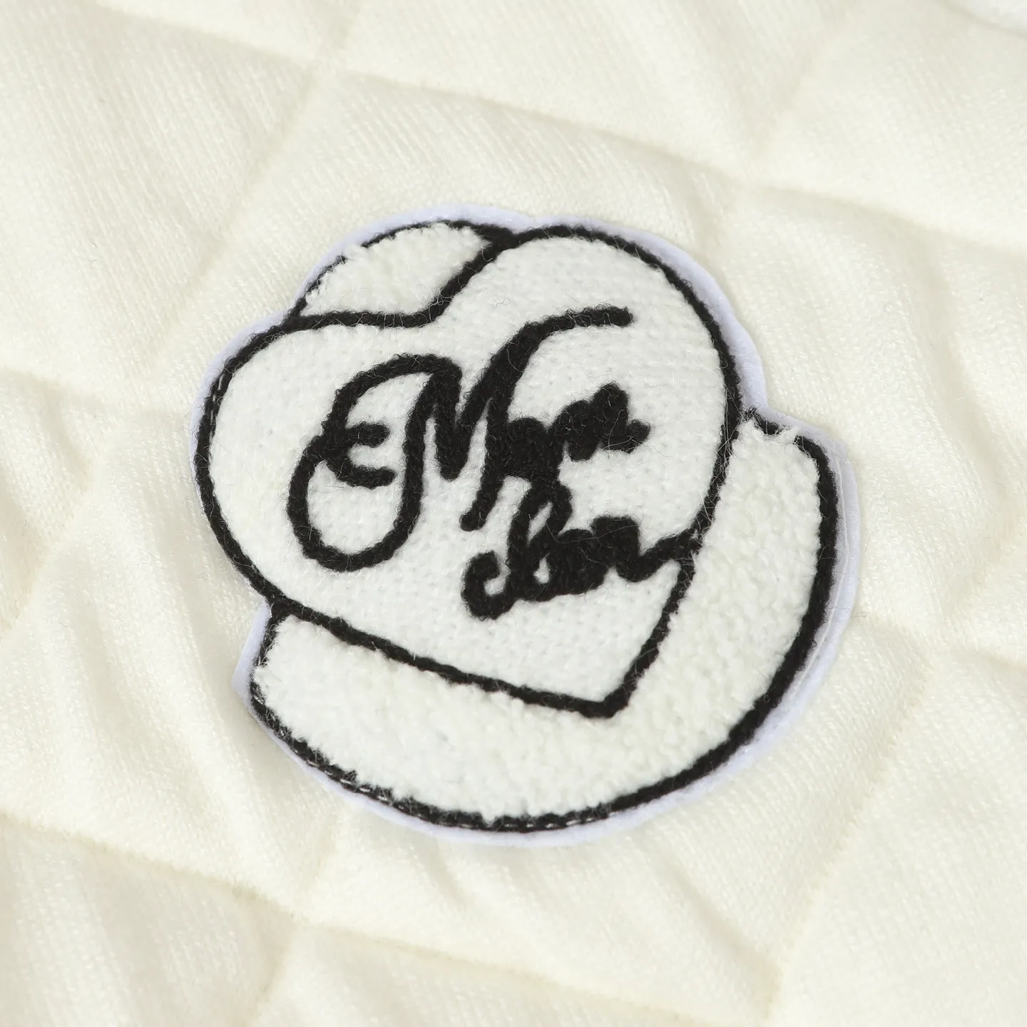 P440 Women's model] Moncler/Moncler's new knitted patchwork round-neck sweater with high-density LOGO embroidery on the chest and original customized tag accessories. Made of pure cotton yarn, pure cotton is skin-friendly, comfortable and of high quality. Follow the blogger to learn how to style! It is a series that is super hard to buy after it became popular. It is hard to find one piece. It is simple and practical to wear, with a lazy and loose feel. The thickened fabric has a more texture, soft and delicate feel, and a loose fit. Whether it is worn alone or layered, you can wear different styles of fashion with just one piece!  Size: S M L