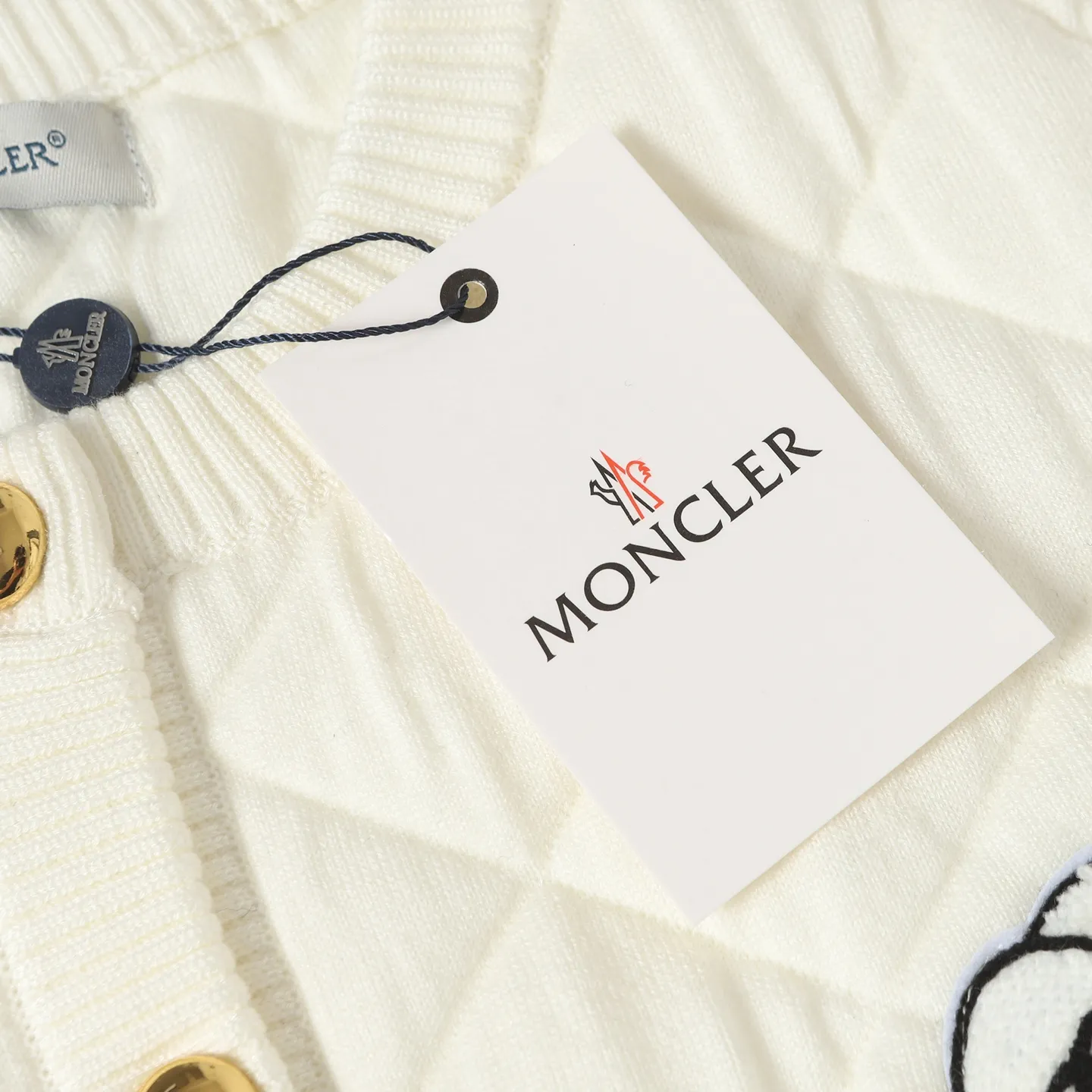 P440 Women's model] Moncler/Moncler's new knitted patchwork round-neck sweater with high-density LOGO embroidery on the chest and original customized tag accessories. Made of pure cotton yarn, pure cotton is skin-friendly, comfortable and of high quality. Follow the blogger to learn how to style! It is a series that is super hard to buy after it became popular. It is hard to find one piece. It is simple and practical to wear, with a lazy and loose feel. The thickened fabric has a more texture, soft and delicate feel, and a loose fit. Whether it is worn alone or layered, you can wear different styles of fashion with just one piece!  Size: S M L