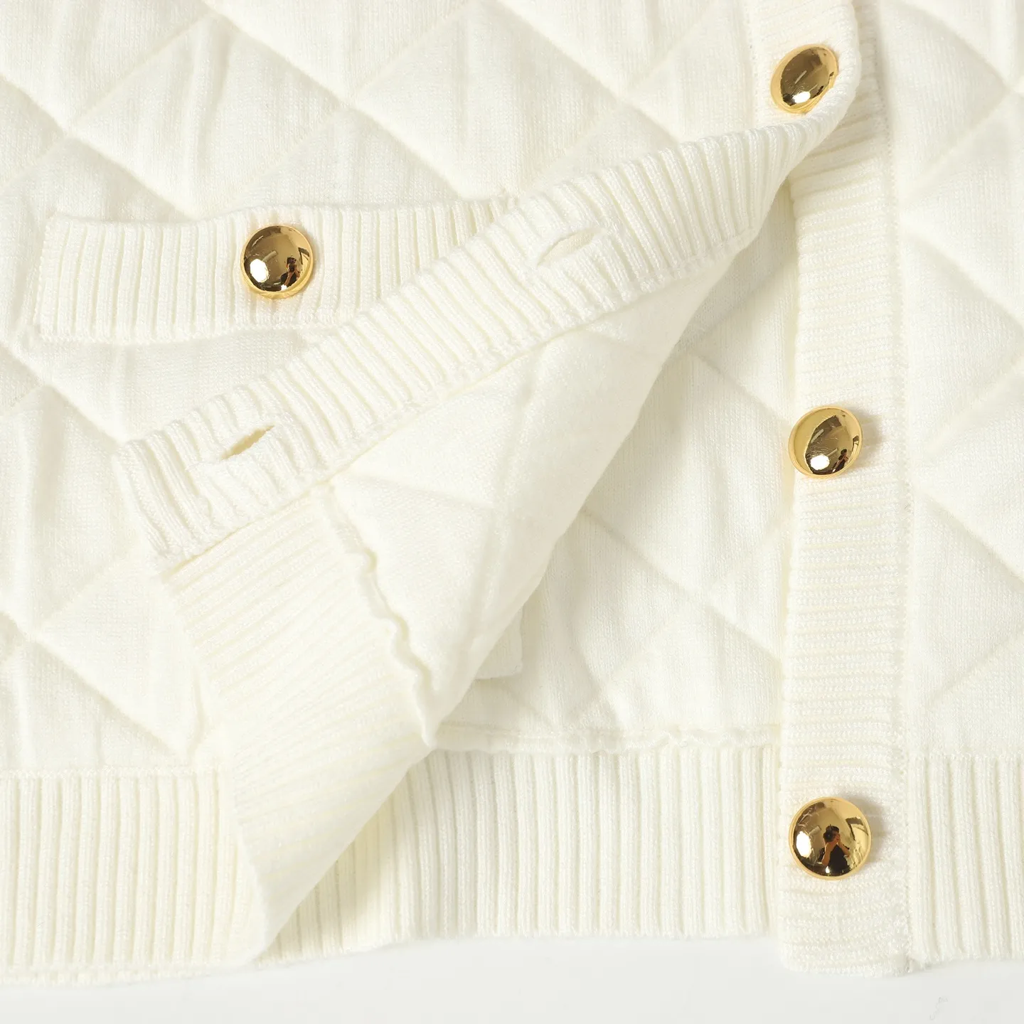 P440 Women's model] Moncler/Moncler's new knitted patchwork round-neck sweater with high-density LOGO embroidery on the chest and original customized tag accessories. Made of pure cotton yarn, pure cotton is skin-friendly, comfortable and of high quality. Follow the blogger to learn how to style! It is a series that is super hard to buy after it became popular. It is hard to find one piece. It is simple and practical to wear, with a lazy and loose feel. The thickened fabric has a more texture, soft and delicate feel, and a loose fit. Whether it is worn alone or layered, you can wear different styles of fashion with just one piece!  Size: S M L