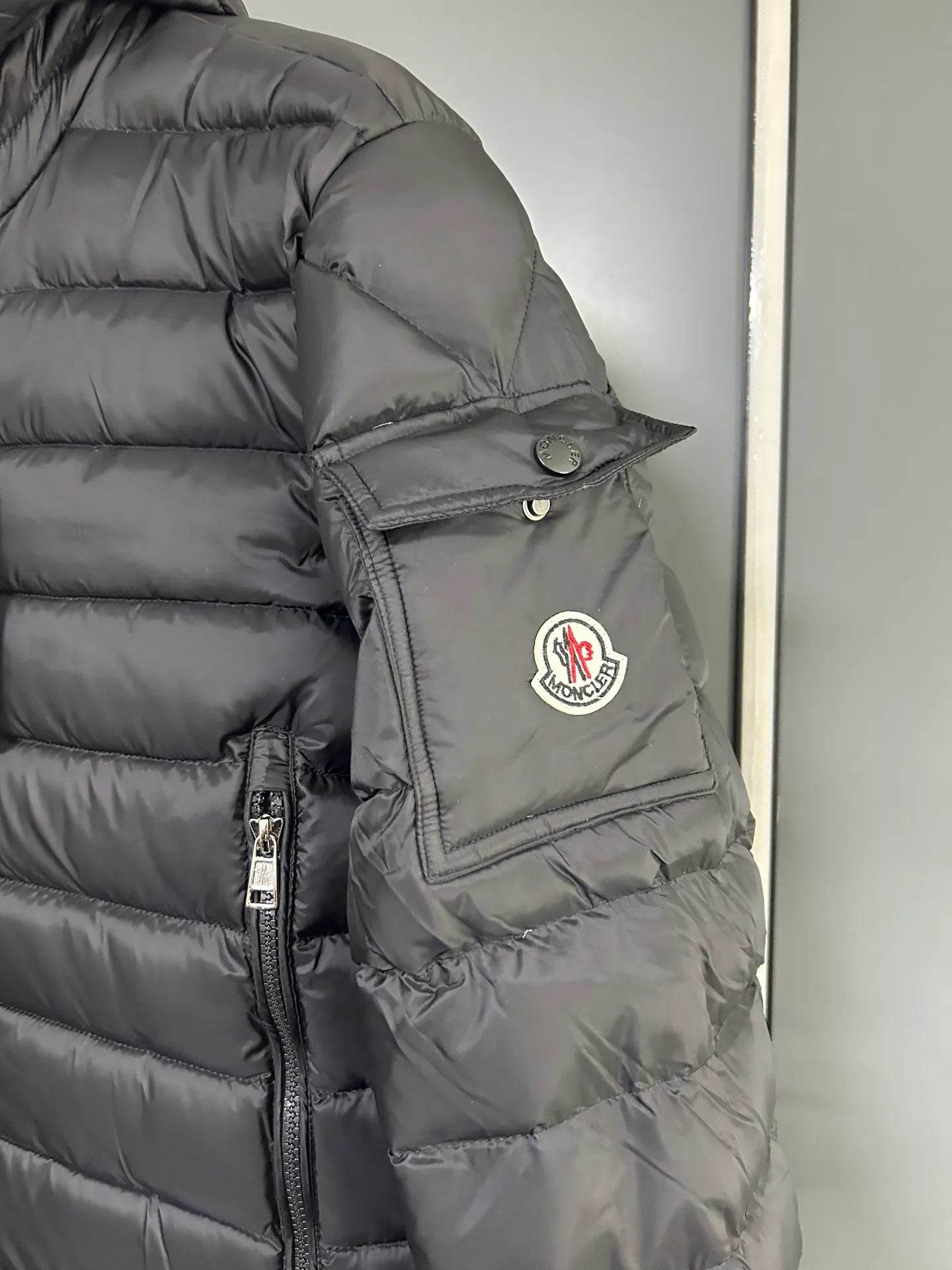 P660 Moncler Avocette solid color hooded zipper outdoor warm rib down jacket 90 down filling 750 fill power Tajima embroidery white duck down short lightweight hooded down jacket jacket small zipper pocket on the chest side for storing things The Thorium AR hooded model is versatile, durable and warm. It can be used as a mid-layer in winter and winter, or worn alone. It can also be easily worn with hard-shell clothing in cold environments.     The fabric has been improved with AratoTM30 nylon fabric with fine texture, which is very warm and wear-resistant. It is also treated with DWR, which can effectively prevent water and moisture.     DownCompositeMapping zone filling technology can reasonably allocate down insulation and synthetic insulation areas. The simple design of StormHoodM is made of synthetic insulation materials. Zippered hand pockets, inner zipper pockets. Combination of technology and technology. Lightweight and warm. Three-dimensional tailoring. Hooded design. Complete three-label accessories. What you see is what you get. Same style for men and women. Color: black. Size: M-3XL.