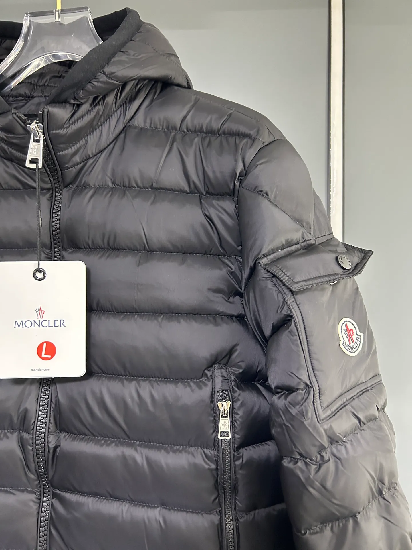 P660 Moncler Avocette solid color hooded zipper outdoor warm rib down jacket 90 down filling 750 fill power Tajima embroidery white duck down short lightweight hooded down jacket jacket small zipper pocket on the chest side for storing things The Thorium AR hooded model is versatile, durable and warm. It can be used as a mid-layer in winter and winter, or worn alone. It can also be easily worn with hard-shell clothing in cold environments.     The fabric has been improved with AratoTM30 nylon fabric with fine texture, which is very warm and wear-resistant. It is also treated with DWR, which can effectively prevent water and moisture.     DownCompositeMapping zone filling technology can reasonably allocate down insulation and synthetic insulation areas. The simple design of StormHoodM is made of synthetic insulation materials. Zippered hand pockets, inner zipper pockets. Combination of technology and technology. Lightweight and warm. Three-dimensional tailoring. Hooded design. Complete three-label accessories. What you see is what you get. Same style for men and women. Color: black. Size: M-3XL.
