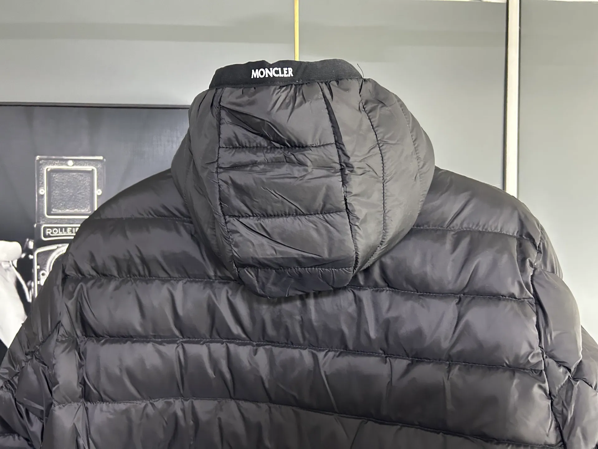 P660 Moncler Avocette solid color hooded zipper outdoor warm rib down jacket 90 down filling 750 fill power Tajima embroidery white duck down short lightweight hooded down jacket jacket small zipper pocket on the chest side for storing things The Thorium AR hooded model is versatile, durable and warm. It can be used as a mid-layer in winter and winter, or worn alone. It can also be easily worn with hard-shell clothing in cold environments.     The fabric has been improved with AratoTM30 nylon fabric with fine texture, which is very warm and wear-resistant. It is also treated with DWR, which can effectively prevent water and moisture.     DownCompositeMapping zone filling technology can reasonably allocate down insulation and synthetic insulation areas. The simple design of StormHoodM is made of synthetic insulation materials. Zippered hand pockets, inner zipper pockets. Combination of technology and technology. Lightweight and warm. Three-dimensional tailoring. Hooded design. Complete three-label accessories. What you see is what you get. Same style for men and women. Color: black. Size: M-3XL.