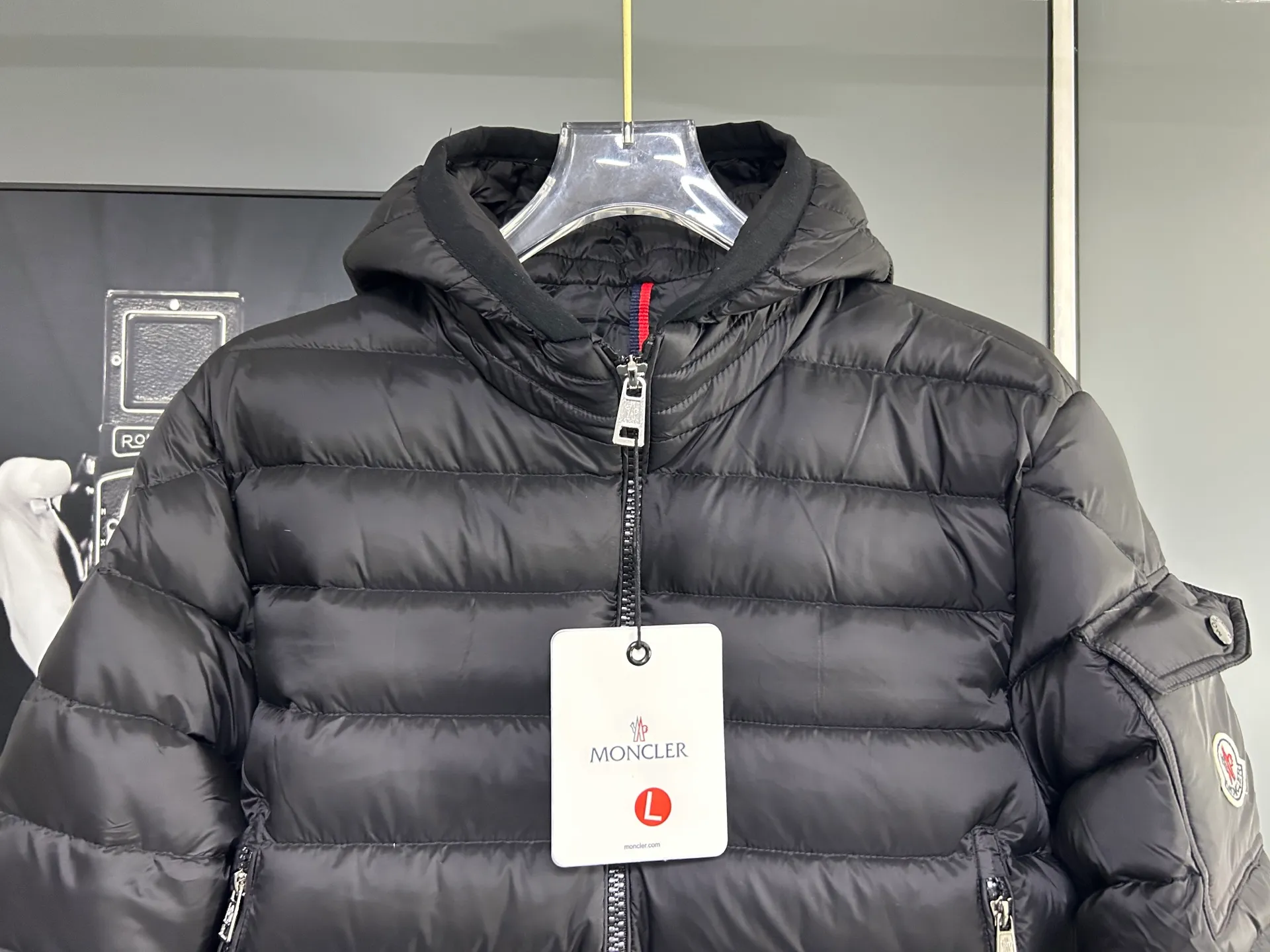 P660 Moncler Avocette solid color hooded zipper outdoor warm rib down jacket 90 down filling 750 fill power Tajima embroidery white duck down short lightweight hooded down jacket jacket small zipper pocket on the chest side for storing things The Thorium AR hooded model is versatile, durable and warm. It can be used as a mid-layer in winter and winter, or worn alone. It can also be easily worn with hard-shell clothing in cold environments.     The fabric has been improved with AratoTM30 nylon fabric with fine texture, which is very warm and wear-resistant. It is also treated with DWR, which can effectively prevent water and moisture.     DownCompositeMapping zone filling technology can reasonably allocate down insulation and synthetic insulation areas. The simple design of StormHoodM is made of synthetic insulation materials. Zippered hand pockets, inner zipper pockets. Combination of technology and technology. Lightweight and warm. Three-dimensional tailoring. Hooded design. Complete three-label accessories. What you see is what you get. Same style for men and women. Color: black. Size: M-3XL.