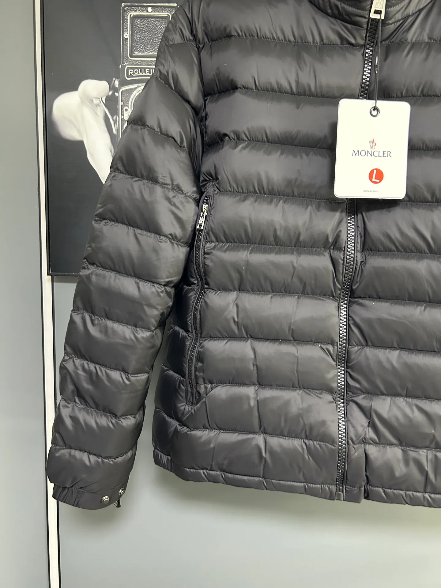 P660 Moncler Avocette solid color hooded zipper outdoor warm rib down jacket 90 down filling 750 fill power Tajima embroidery white duck down short lightweight hooded down jacket jacket small zipper pocket on the chest side for storing things The Thorium AR hooded model is versatile, durable and warm. It can be used as a mid-layer in winter and winter, or worn alone. It can also be easily worn with hard-shell clothing in cold environments.     The fabric has been improved with AratoTM30 nylon fabric with fine texture, which is very warm and wear-resistant. It is also treated with DWR, which can effectively prevent water and moisture.     DownCompositeMapping zone filling technology can reasonably allocate down insulation and synthetic insulation areas. The simple design of StormHoodM is made of synthetic insulation materials. Zippered hand pockets, inner zipper pockets. Combination of technology and technology. Lightweight and warm. Three-dimensional tailoring. Hooded design. Complete three-label accessories. What you see is what you get. Same style for men and women. Color: black. Size: M-3XL.