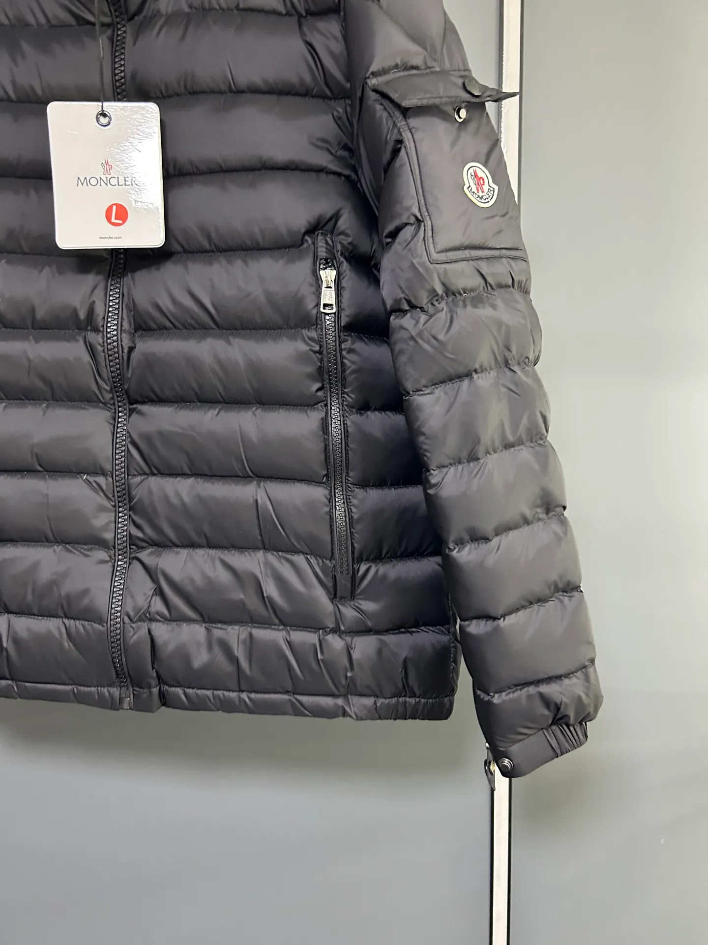 P660 Moncler Avocette solid color hooded zipper outdoor warm rib down jacket 90 down filling 750 fill power Tajima embroidery white duck down short lightweight hooded down jacket jacket small zipper pocket on the chest side for storing things The Thorium AR hooded model is versatile, durable and warm. It can be used as a mid-layer in winter and winter, or worn alone. It can also be easily worn with hard-shell clothing in cold environments.     The fabric has been improved with AratoTM30 nylon fabric with fine texture, which is very warm and wear-resistant. It is also treated with DWR, which can effectively prevent water and moisture.     DownCompositeMapping zone filling technology can reasonably allocate down insulation and synthetic insulation areas. The simple design of StormHoodM is made of synthetic insulation materials. Zippered hand pockets, inner zipper pockets. Combination of technology and technology. Lightweight and warm. Three-dimensional tailoring. Hooded design. Complete three-label accessories. What you see is what you get. Same style for men and women. Color: black. Size: M-3XL.