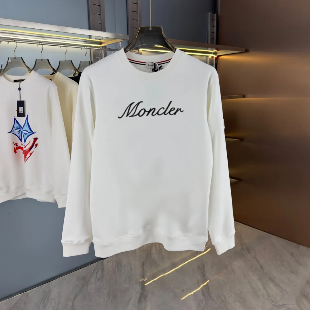 P210 High-version sweatshirt) [Long-term stock] 〖𝐌𝐎𝐍𝐂𝐋𝐄𝐑~Mask〗 Made of 440g heavy-weight fabric. It is different from the market currency. It can be matched with any variety and is properly handsome. 😎The whole dress is made of double waistcoats. The double waistcoats make the whole dress more three-dimensional. Not ordinary factories can do such fine work. 2025 Spring runway version of the T stage, on sale at the counter, round neck terry sweatshirt, high-end double-strand pure cotton, custom-made stretch ribs, dyed in the same vat, complete with three standards, matched with exquisite embroidered LOGO on the chest, simple and advanced, same style for men and women. Color: black, apricot, white, size: S M L XL 2XL