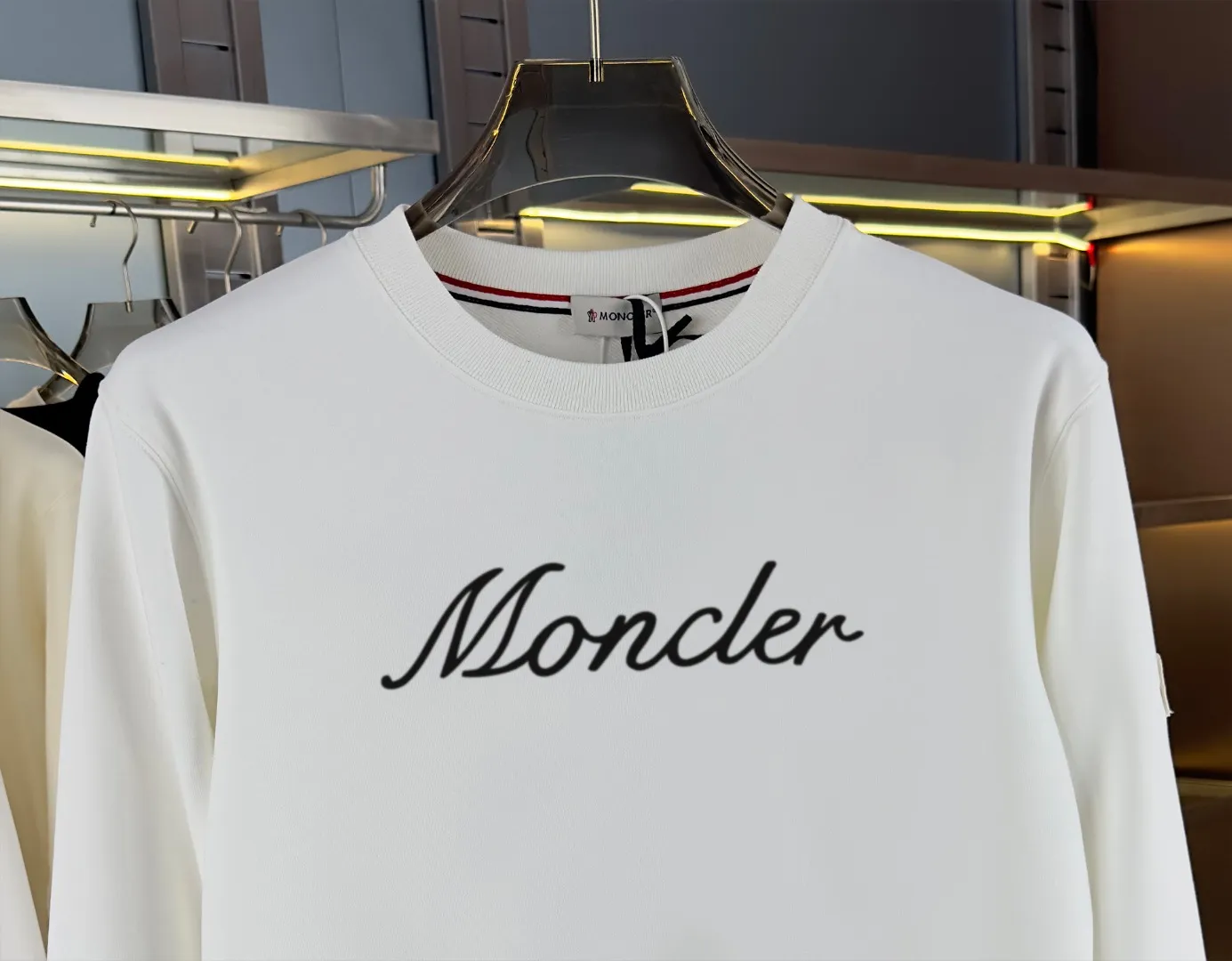 P210 High-version sweatshirt) [Long-term stock] 〖𝐌𝐎𝐍𝐂𝐋𝐄𝐑~Mask〗 Made of 440g heavy-weight fabric. It is different from the market currency. It can be matched with any variety and is properly handsome. 😎The whole dress is made of double waistcoats. The double waistcoats make the whole dress more three-dimensional. Not ordinary factories can do such fine work. 2025 Spring runway version of the T stage, on sale at the counter, round neck terry sweatshirt, high-end double-strand pure cotton, custom-made stretch ribs, dyed in the same vat, complete with three standards, matched with exquisite embroidered LOGO on the chest, simple and advanced, same style for men and women. Color: black, apricot, white, size: S M L XL 2XL