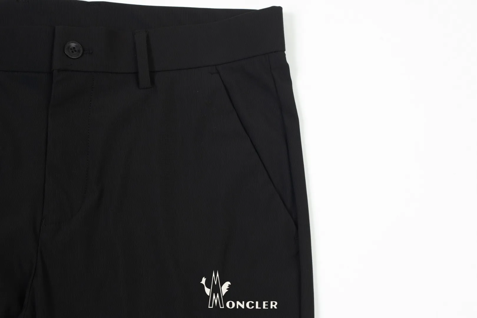 P250 Moncler spring and summer new model, two-color high-quality thin business casual fashionable ice silk trousers. Smooth, comfortable, anti-wrinkle and traceless good trousers. 🗯Soft texture, slightly elastic to the touch, cool ice silk trousers. Waist elastic band, fashionable version design. 🗯 Neat and neat line routing, suitable for both business and leisure! It can be easily controlled by all body types. Two classic colors are available. 🗯New summer product. Versatile and easy to match. The upper body is very simple, handsome and stylish. Both men and women can easily control it. Color: Black Gray Size: M-XXXL