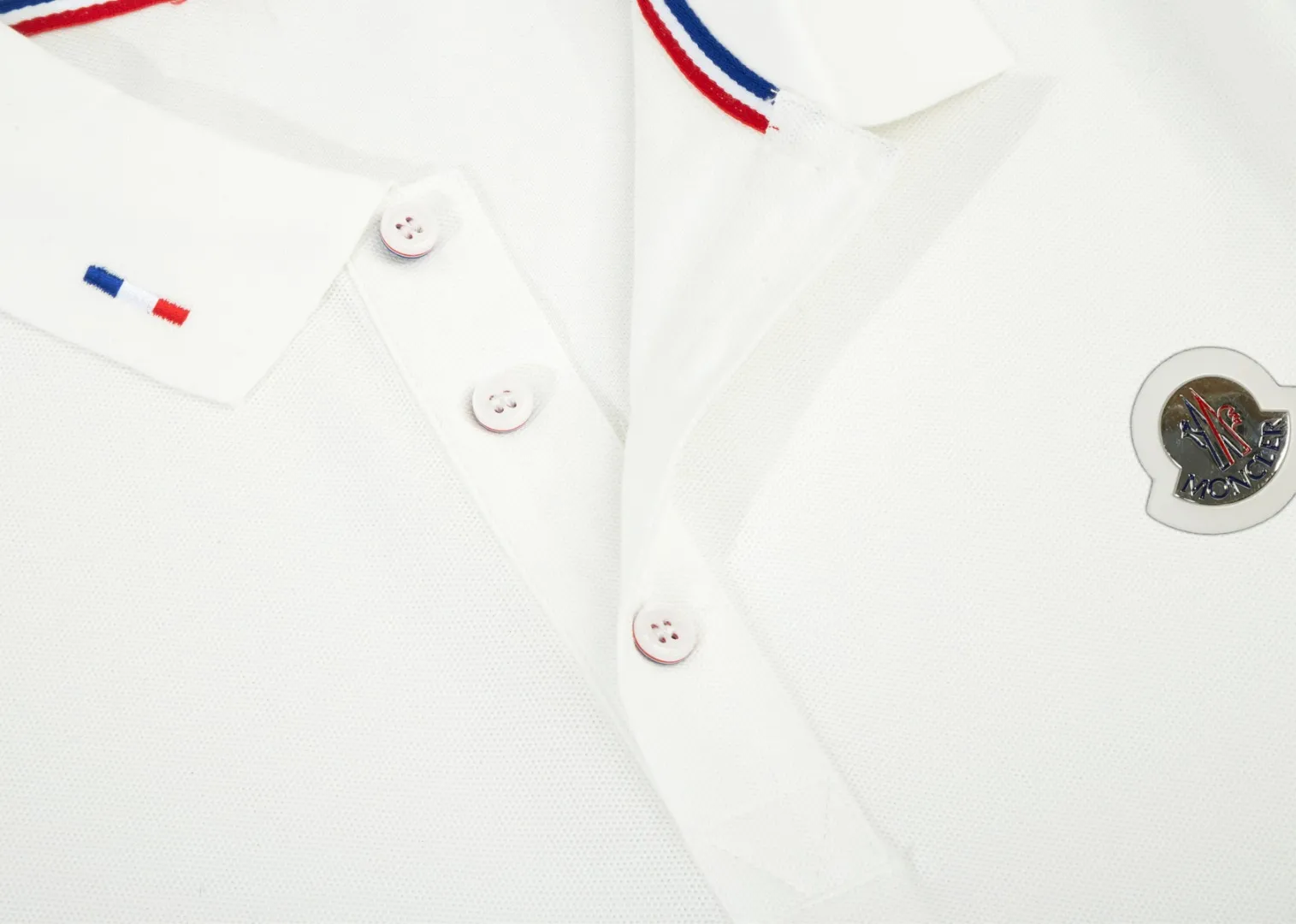 P210 MONCLER/Mask 25SS new logo embroidered lapel long-sleeved Polo shirt.  A simple yet refined T-shirt. The best item to create a modern and elegant look. Excellent channel product! Customer-supplied Piquet porous fiber pique cotton fabric, which can be called a "breathing fabric."  The unparalleled texture is inseparable from the exquisite materials used in craft tailoring. The craft knitted quilted design makes the hand feel extremely smooth and delicate without any roughness. The original logo design is more luxurious and noble. The upper body is comfortable and classy. The hand feels very smooth and soft. It can be easily controlled regardless of business, fashion or leisure. The age span is very large, which conforms to the trendy and practical dressing customs. It is the first choice for senior urban fashion people.  Black/white/Tibetan orchid Size: M~3XL