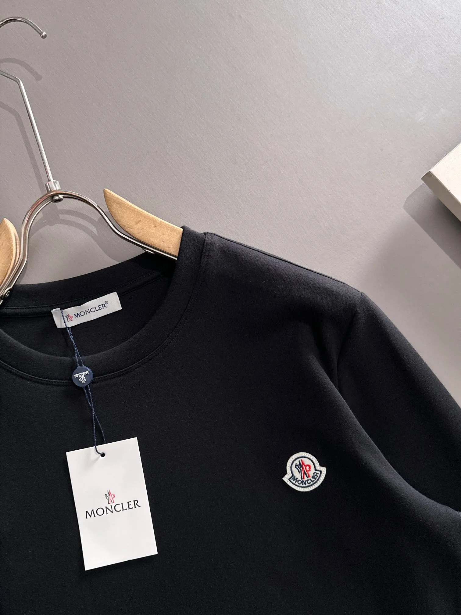 P250 🌸🌸 Moncler 2025 new autumn and winter men's round neck long-sleeved T-shirt sweatshirt, super classic design. Simple without any unnecessary cumbersomeness. This style is an indispensable and versatile item for men in autumn and winter. It is made of 340g pure cotton fabric and is made of imported high-quality fabrics. It is super comfortable to wear. The fabric is warm and textured, avant-garde and practical. Exquisite and perfect craftsmanship, the latest official website design, a classic in the fashionable and casual series, the main product in the counter! Craftsmanship: Reproduction of the original! The details are impeccable and the brand element design concept is of high quality. Color: Picture color, complete with three standards! Size:M-xxxL