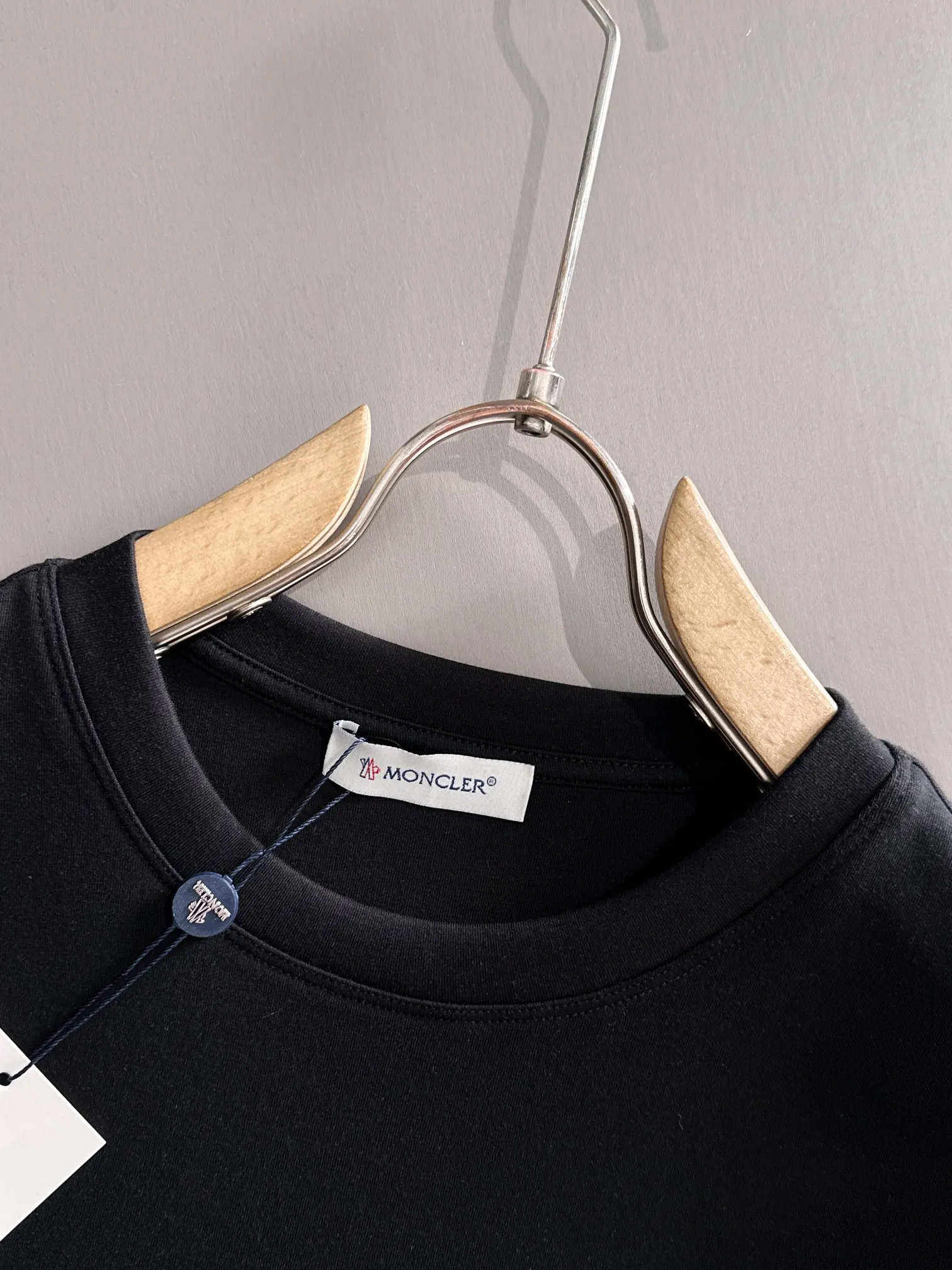 P250 🌸🌸 Moncler 2025 new autumn and winter men's round neck long-sleeved T-shirt sweatshirt, super classic design. Simple without any unnecessary cumbersomeness. This style is an indispensable and versatile item for men in autumn and winter. It is made of 340g pure cotton fabric and is made of imported high-quality fabrics. It is super comfortable to wear. The fabric is warm and textured, avant-garde and practical. Exquisite and perfect craftsmanship, the latest official website design, a classic in the fashionable and casual series, the main product in the counter! Craftsmanship: Reproduction of the original! The details are impeccable and the brand element design concept is of high quality. Color: Picture color, complete with three standards! Size:M-xxxL
