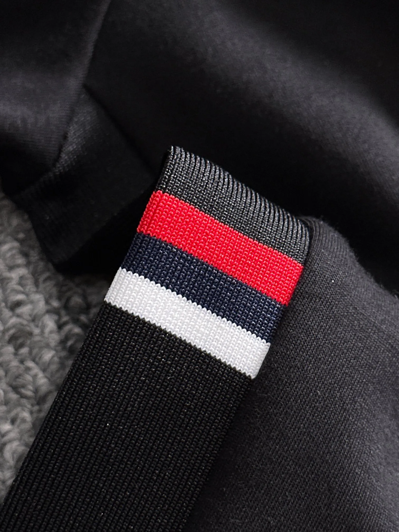 P250 🌸🌸 Moncler 2025 new autumn and winter men's round neck long-sleeved T-shirt sweatshirt, super classic design. Simple without any unnecessary cumbersomeness. This style is an indispensable and versatile item for men in autumn and winter. It is made of 340g pure cotton fabric and is made of imported high-quality fabrics. It is super comfortable to wear. The fabric is warm and textured, avant-garde and practical. Exquisite and perfect craftsmanship, the latest official website design, a classic in the fashionable and casual series, the main product in the counter! Craftsmanship: Reproduction of the original! The details are impeccable and the brand element design concept is of high quality. Color: Picture color, complete with three standards! Size:M-xxxL