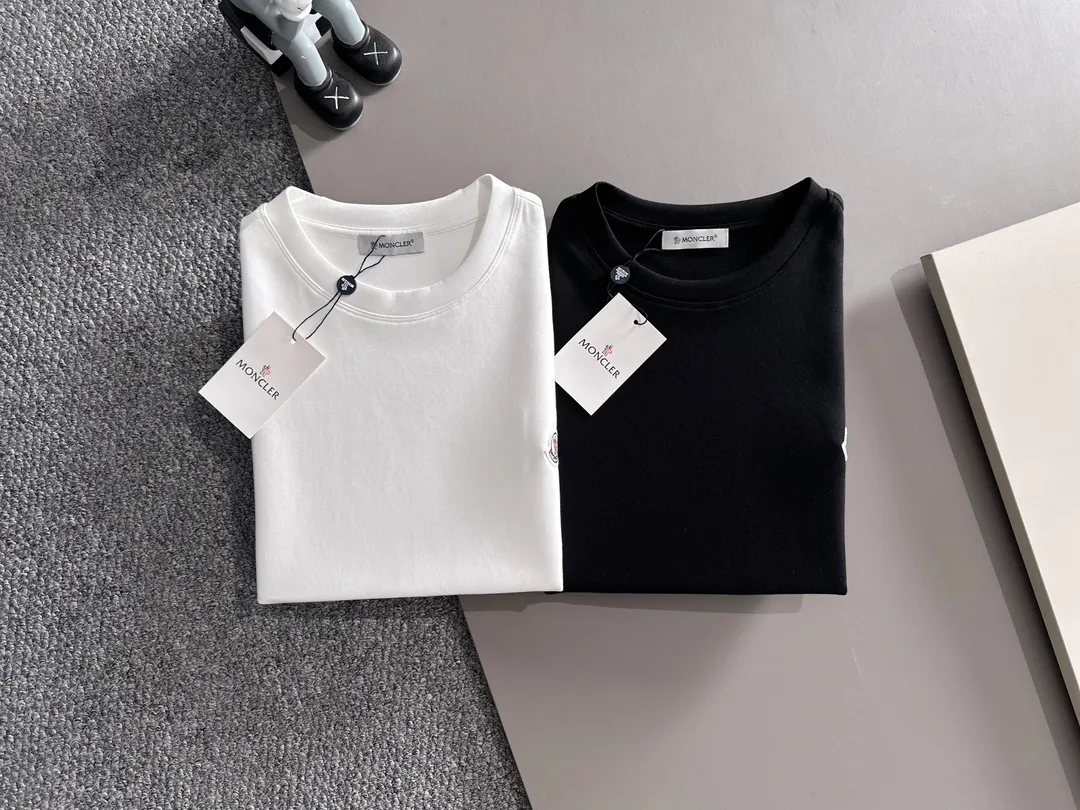 P250 🌸🌸 Moncler 2025 new autumn and winter men's round neck long-sleeved T-shirt sweatshirt, super classic design. Simple without any unnecessary cumbersomeness. This style is an indispensable and versatile item for men in autumn and winter. It is made of 340g pure cotton fabric and is made of imported high-quality fabrics. It is super comfortable to wear. The fabric is warm and textured, avant-garde and practical. Exquisite and perfect craftsmanship, the latest official website design, a classic in the fashionable and casual series, the main product in the counter! Craftsmanship: Reproduction of the original! The details are impeccable and the brand element design concept is of high quality. Color: Picture color, complete with three standards! Size:M-xxxL