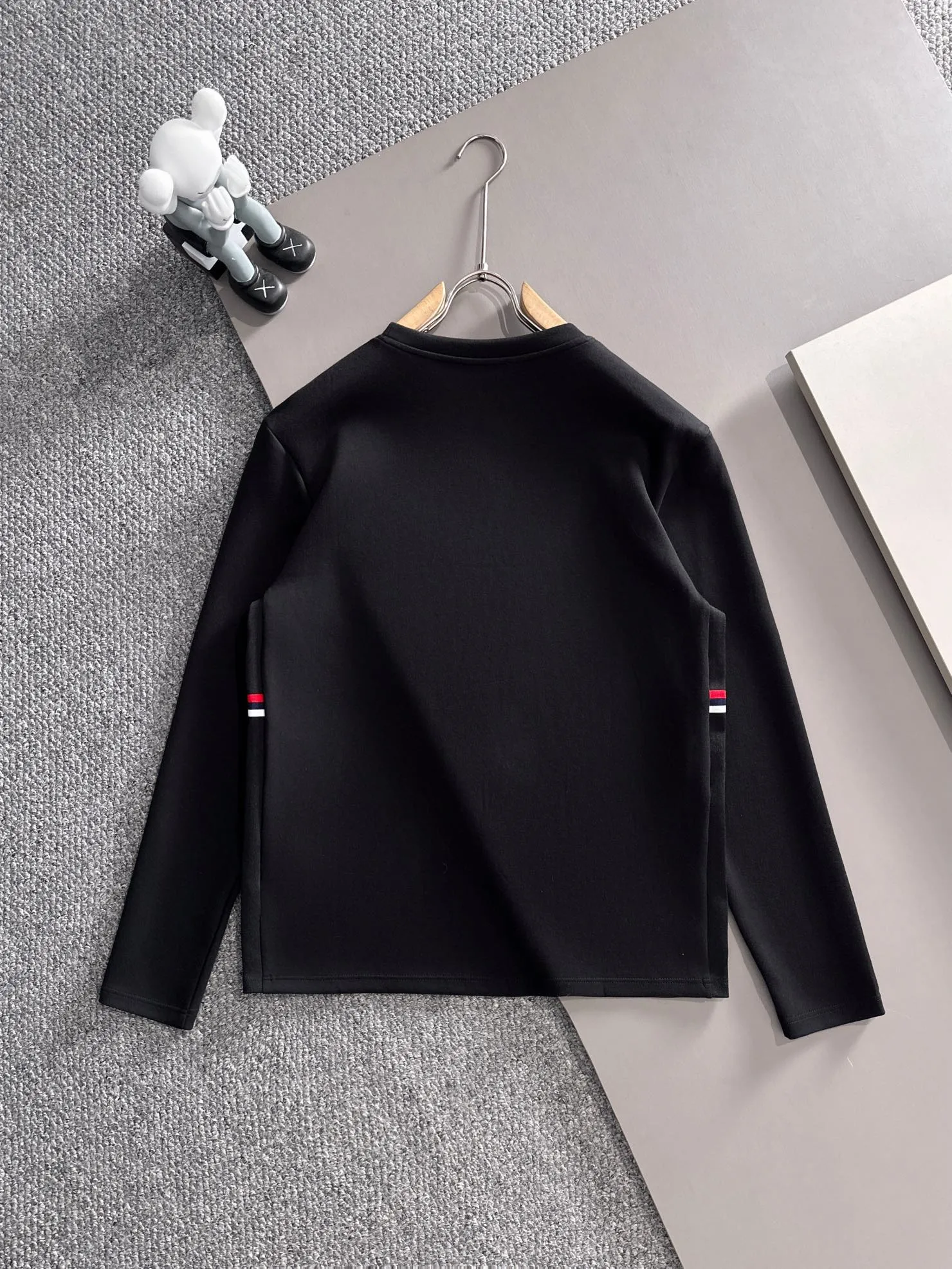 P250 🌸🌸 Moncler 2025 new autumn and winter men's round neck long-sleeved T-shirt sweatshirt, super classic design. Simple without any unnecessary cumbersomeness. This style is an indispensable and versatile item for men in autumn and winter. It is made of 340g pure cotton fabric and is made of imported high-quality fabrics. It is super comfortable to wear. The fabric is warm and textured, avant-garde and practical. Exquisite and perfect craftsmanship, the latest official website design, a classic in the fashionable and casual series, the main product in the counter! Craftsmanship: Reproduction of the original! The details are impeccable and the brand element design concept is of high quality. Color: Picture color, complete with three standards! Size:M-xxxL