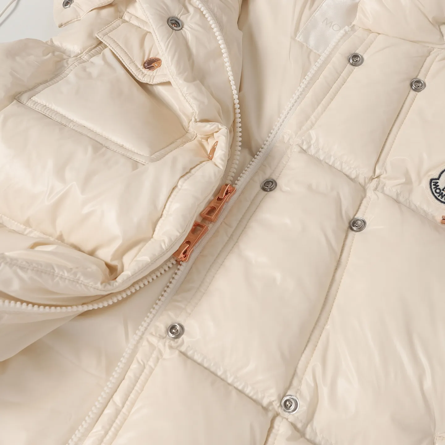 P740 Women's Style] Moncler/Mask Women's Hooded Down Vest Fabric selection: Made of super laque (super lacquered fabric), a material that achieves a high-gloss effect through a special process. Its core lies in surface coating technology rather than nylon made of natural fiber itself. It has a certain hardness, high gloss, and waterproof properties.  Lining fabric selection: Nylon lining has smooth surface, good softness, lighter weight, and has certain strength and wear resistance.  High-quality filling: Made of national standard 90 white duck down, with a filling capacity of 190 grams to ensure excellent warmth retention. The down has been strictly screened and processed and is not easy to drill, ensuring durability.  Accessories: One-to-one customized three-label, One-to-one customized badges, One-to-one customized buttons, SIZE: S/M/L