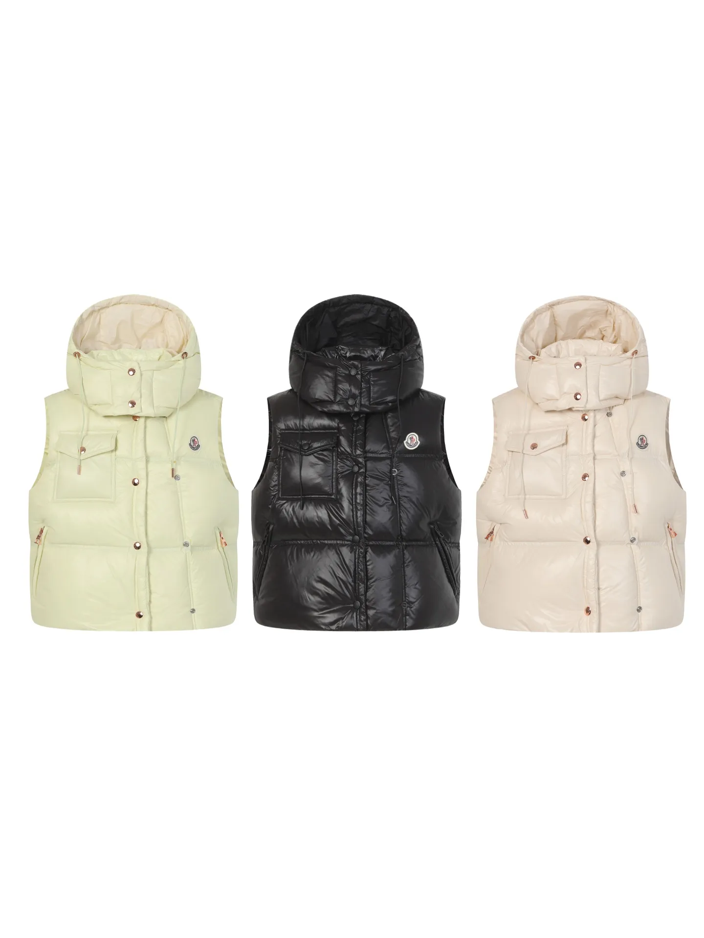 P740 Women's Style] Moncler/Mask Women's Hooded Down Vest Fabric selection: Made of super laque (super lacquered fabric), a material that achieves a high-gloss effect through a special process. Its core lies in surface coating technology rather than nylon made of natural fiber itself. It has a certain hardness, high gloss, and waterproof properties.  Lining fabric selection: Nylon lining has smooth surface, good softness, lighter weight, and has certain strength and wear resistance.  High-quality filling: Made of national standard 90 white duck down, with a filling capacity of 190 grams to ensure excellent warmth retention. The down has been strictly screened and processed and is not easy to drill, ensuring durability.  Accessories: One-to-one customized three-label, One-to-one customized badges, One-to-one customized buttons, SIZE: S/M/L