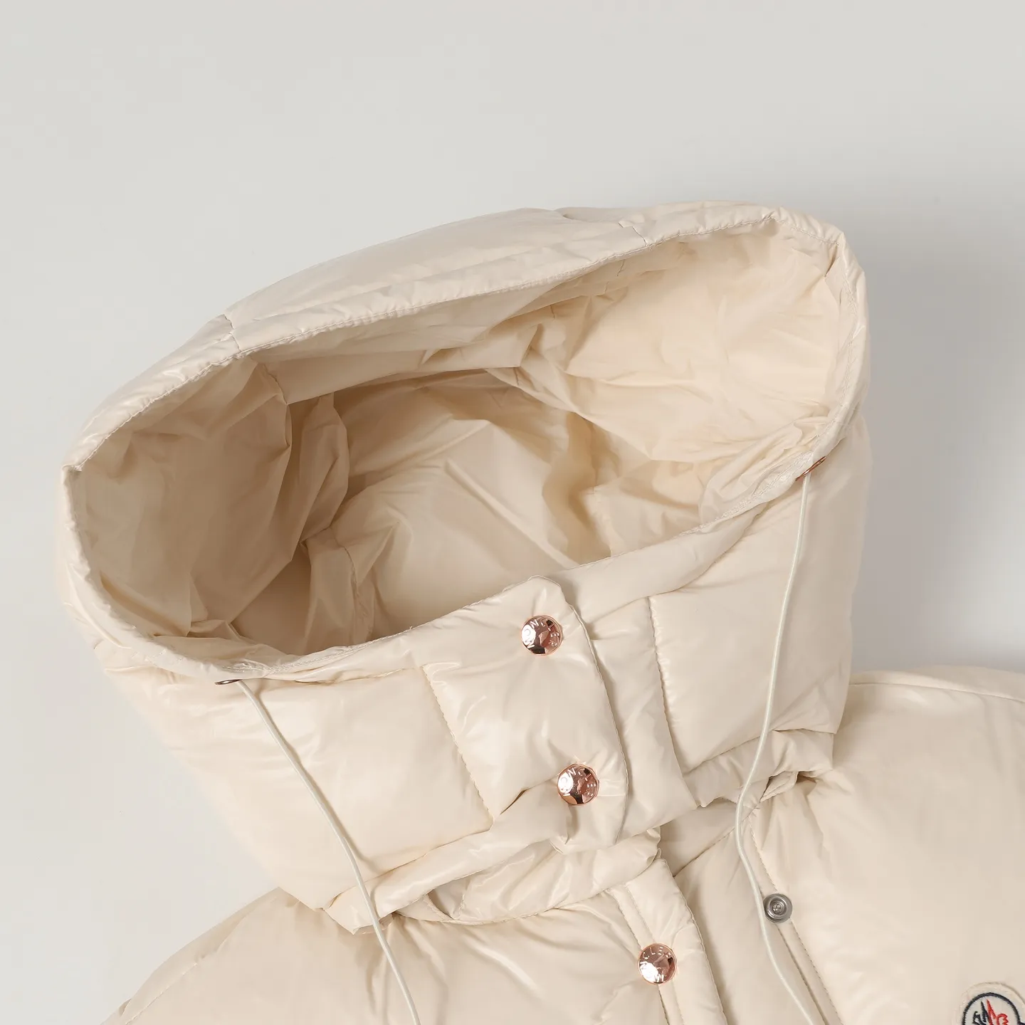 P740 Women's Style] Moncler/Mask Women's Hooded Down Vest Fabric selection: Made of super laque (super lacquered fabric), a material that achieves a high-gloss effect through a special process. Its core lies in surface coating technology rather than nylon made of natural fiber itself. It has a certain hardness, high gloss, and waterproof properties.  Lining fabric selection: Nylon lining has smooth surface, good softness, lighter weight, and has certain strength and wear resistance.  High-quality filling: Made of national standard 90 white duck down, with a filling capacity of 190 grams to ensure excellent warmth retention. The down has been strictly screened and processed and is not easy to drill, ensuring durability.  Accessories: One-to-one customized three-label, One-to-one customized badges, One-to-one customized buttons, SIZE: S/M/L