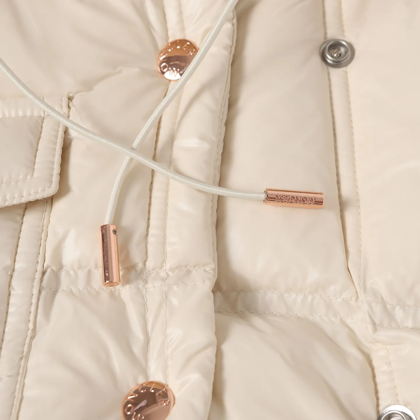 P740 Women's Style] Moncler/Mask Women's Hooded Down Vest Fabric selection: Made of super laque (super lacquered fabric), a material that achieves a high-gloss effect through a special process. Its core lies in surface coating technology rather than nylon made of natural fiber itself. It has a certain hardness, high gloss, and waterproof properties.  Lining fabric selection: Nylon lining has smooth surface, good softness, lighter weight, and has certain strength and wear resistance.  High-quality filling: Made of national standard 90 white duck down, with a filling capacity of 190 grams to ensure excellent warmth retention. The down has been strictly screened and processed and is not easy to drill, ensuring durability.  Accessories: One-to-one customized three-label, One-to-one customized badges, One-to-one customized buttons, SIZE: S/M/L
