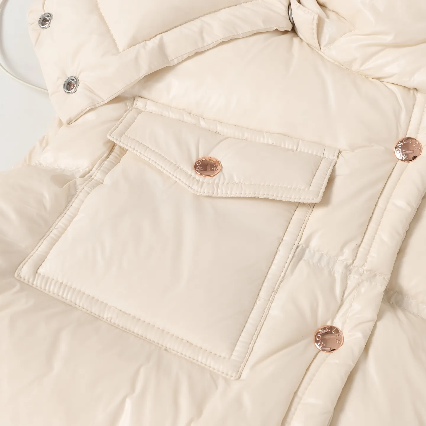 P740 Women's Style] Moncler/Mask Women's Hooded Down Vest Fabric selection: Made of super laque (super lacquered fabric), a material that achieves a high-gloss effect through a special process. Its core lies in surface coating technology rather than nylon made of natural fiber itself. It has a certain hardness, high gloss, and waterproof properties.  Lining fabric selection: Nylon lining has smooth surface, good softness, lighter weight, and has certain strength and wear resistance.  High-quality filling: Made of national standard 90 white duck down, with a filling capacity of 190 grams to ensure excellent warmth retention. The down has been strictly screened and processed and is not easy to drill, ensuring durability.  Accessories: One-to-one customized three-label, One-to-one customized badges, One-to-one customized buttons, SIZE: S/M/L