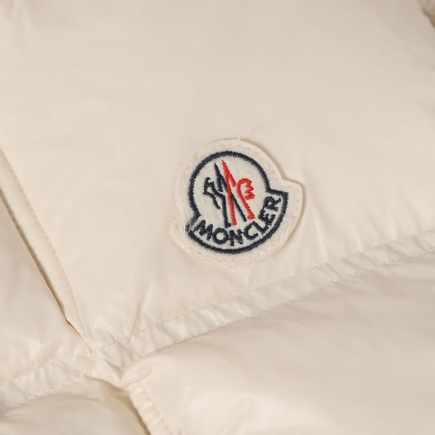 P740 Women's Style] Moncler/Mask Women's Hooded Down Vest Fabric selection: Made of super laque (super lacquered fabric), a material that achieves a high-gloss effect through a special process. Its core lies in surface coating technology rather than nylon made of natural fiber itself. It has a certain hardness, high gloss, and waterproof properties.  Lining fabric selection: Nylon lining has smooth surface, good softness, lighter weight, and has certain strength and wear resistance.  High-quality filling: Made of national standard 90 white duck down, with a filling capacity of 190 grams to ensure excellent warmth retention. The down has been strictly screened and processed and is not easy to drill, ensuring durability.  Accessories: One-to-one customized three-label, One-to-one customized badges, One-to-one customized buttons, SIZE: S/M/L