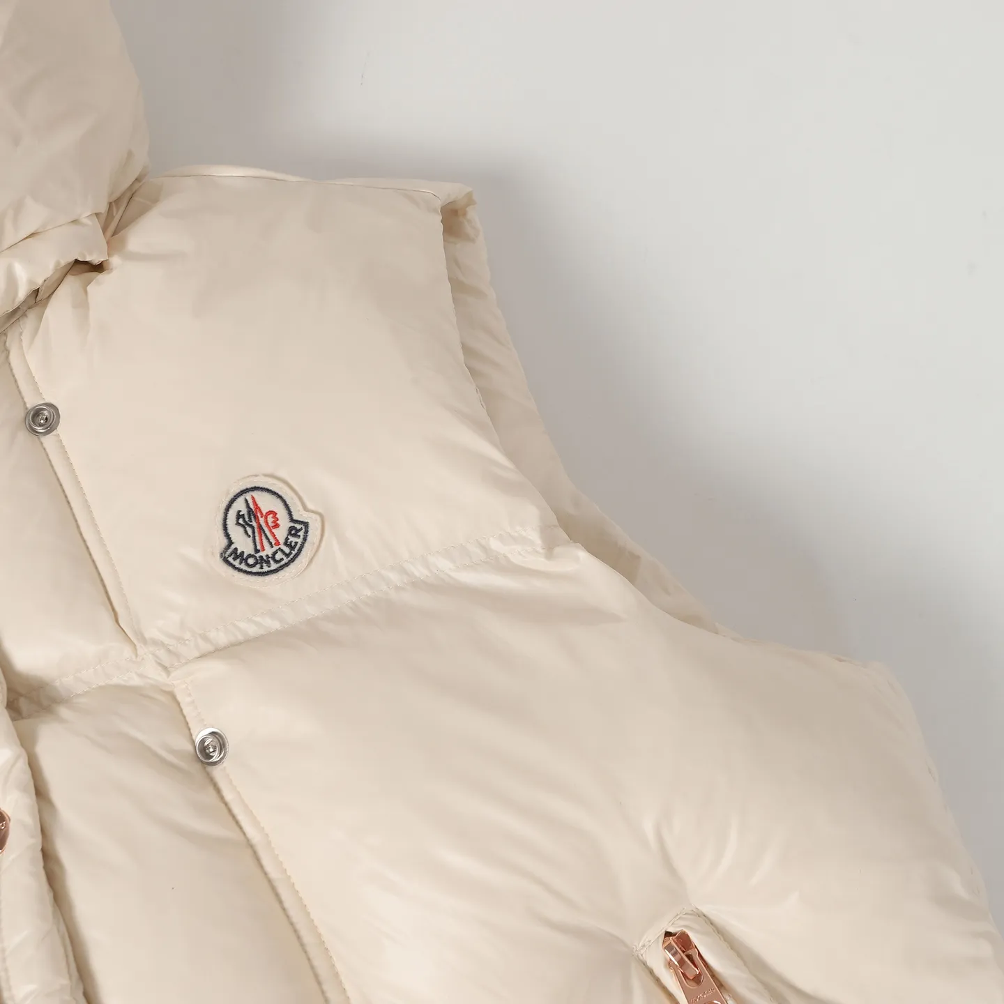 P740 Women's Style] Moncler/Mask Women's Hooded Down Vest Fabric selection: Made of super laque (super lacquered fabric), a material that achieves a high-gloss effect through a special process. Its core lies in surface coating technology rather than nylon made of natural fiber itself. It has a certain hardness, high gloss, and waterproof properties.  Lining fabric selection: Nylon lining has smooth surface, good softness, lighter weight, and has certain strength and wear resistance.  High-quality filling: Made of national standard 90 white duck down, with a filling capacity of 190 grams to ensure excellent warmth retention. The down has been strictly screened and processed and is not easy to drill, ensuring durability.  Accessories: One-to-one customized three-label, One-to-one customized badges, One-to-one customized buttons, SIZE: S/M/L