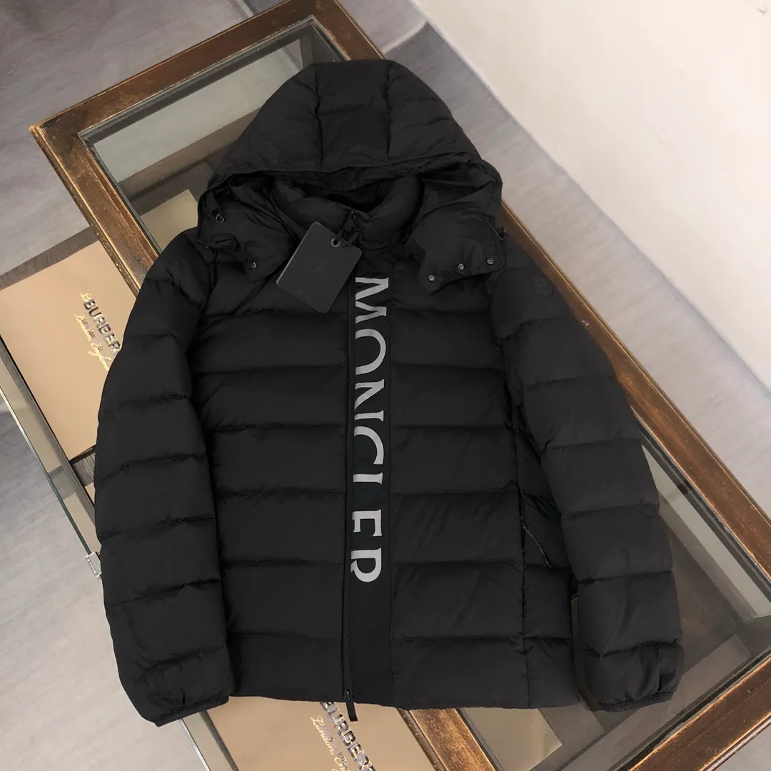 P880 𝗠𝗼𝗻𝗰𝗹𝗲𝗿 Mouth-covered New Ume Black Label Black Samurai/Short Down Jacket (Removable Hat) Available simultaneously on the official website🛒 👀The overall look is very high-end, especially light and warm, easy to move light down jacket, short style can show off the charm of a neat figure👍 The hood design helps to improve the cold protection of the neck It uses high-quality down with outstanding thermal insulation effect. ⚠️The down content is as high as 90% white goose down. It achieves good warmth retention and has good fluffiness. It is thinner and does not feel oppressive when worn on the body. The loose version covers the flesh and makes you look slimmer. 👏🏻Refuse to be bloated and lively when going out on the street. Let the down jacket break out of the conventional shape and create a comfortable aesthetic. Simple and fashionable. Very practical. The upper body effect is naturally casual and comfortable~ ❗️Customized special fabrics. Vacuum down filling Exquisite craftsmanship to strictly prevent velvet from being drilled. It comes from vacuum filling technology. Increases the air barrier to maintain the original softness, elasticity and feel of down. Anti-drilling design ✔️Three layers of anti-drilling fabrics and four layers of locking velvet technology. High-density sewing to prevent velvet from running away. The velvet is exquisite and in place. It has excellent warmth and cold resistance. You don’t want to take it off~ Color: Black Navy Code Number: 1-2-3-4-5 (M~3XL)
