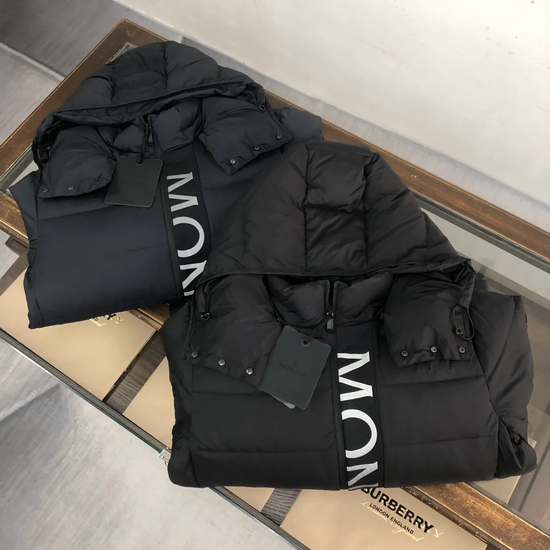 P880 𝗠𝗼𝗻𝗰𝗹𝗲𝗿 Mouth-covered New Ume Black Label Black Samurai/Short Down Jacket (Removable Hat) Available simultaneously on the official website🛒 👀The overall look is very high-end, especially light and warm, easy to move light down jacket, short style can show off the charm of a neat figure👍 The hood design helps to improve the cold protection of the neck It uses high-quality down with outstanding thermal insulation effect. ⚠️The down content is as high as 90% white goose down. It achieves good warmth retention and has good fluffiness. It is thinner and does not feel oppressive when worn on the body. The loose version covers the flesh and makes you look slimmer. 👏🏻Refuse to be bloated and lively when going out on the street. Let the down jacket break out of the conventional shape and create a comfortable aesthetic. Simple and fashionable. Very practical. The upper body effect is naturally casual and comfortable~ ❗️Customized special fabrics. Vacuum down filling Exquisite craftsmanship to strictly prevent velvet from being drilled. It comes from vacuum filling technology. Increases the air barrier to maintain the original softness, elasticity and feel of down. Anti-drilling design ✔️Three layers of anti-drilling fabrics and four layers of locking velvet technology. High-density sewing to prevent velvet from running away. The velvet is exquisite and in place. It has excellent warmth and cold resistance. You don’t want to take it off~ Color: Black Navy Code Number: 1-2-3-4-5 (M~3XL)