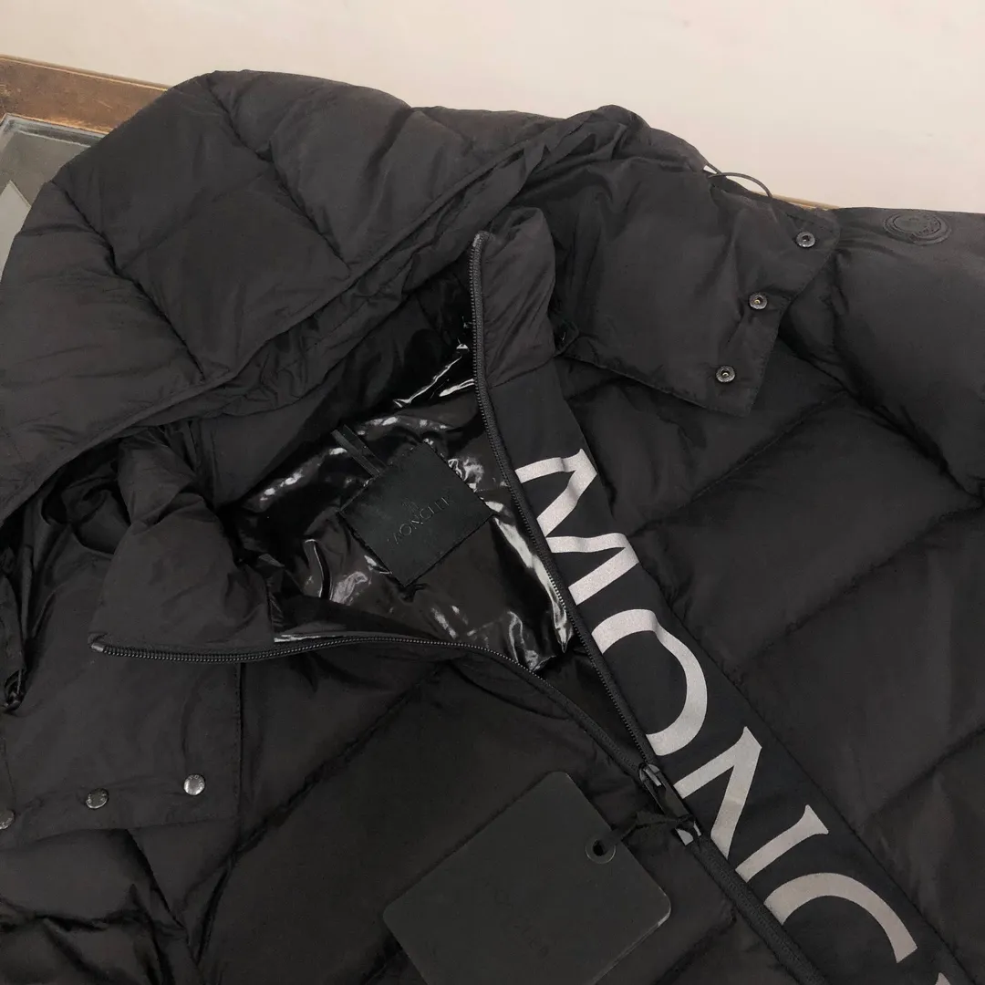 P880 𝗠𝗼𝗻𝗰𝗹𝗲𝗿 Mouth-covered New Ume Black Label Black Samurai/Short Down Jacket (Removable Hat) Available simultaneously on the official website🛒 👀The overall look is very high-end, especially light and warm, easy to move light down jacket, short style can show off the charm of a neat figure👍 The hood design helps to improve the cold protection of the neck It uses high-quality down with outstanding thermal insulation effect. ⚠️The down content is as high as 90% white goose down. It achieves good warmth retention and has good fluffiness. It is thinner and does not feel oppressive when worn on the body. The loose version covers the flesh and makes you look slimmer. 👏🏻Refuse to be bloated and lively when going out on the street. Let the down jacket break out of the conventional shape and create a comfortable aesthetic. Simple and fashionable. Very practical. The upper body effect is naturally casual and comfortable~ ❗️Customized special fabrics. Vacuum down filling Exquisite craftsmanship to strictly prevent velvet from being drilled. It comes from vacuum filling technology. Increases the air barrier to maintain the original softness, elasticity and feel of down. Anti-drilling design ✔️Three layers of anti-drilling fabrics and four layers of locking velvet technology. High-density sewing to prevent velvet from running away. The velvet is exquisite and in place. It has excellent warmth and cold resistance. You don’t want to take it off~ Color: Black Navy Code Number: 1-2-3-4-5 (M~3XL)