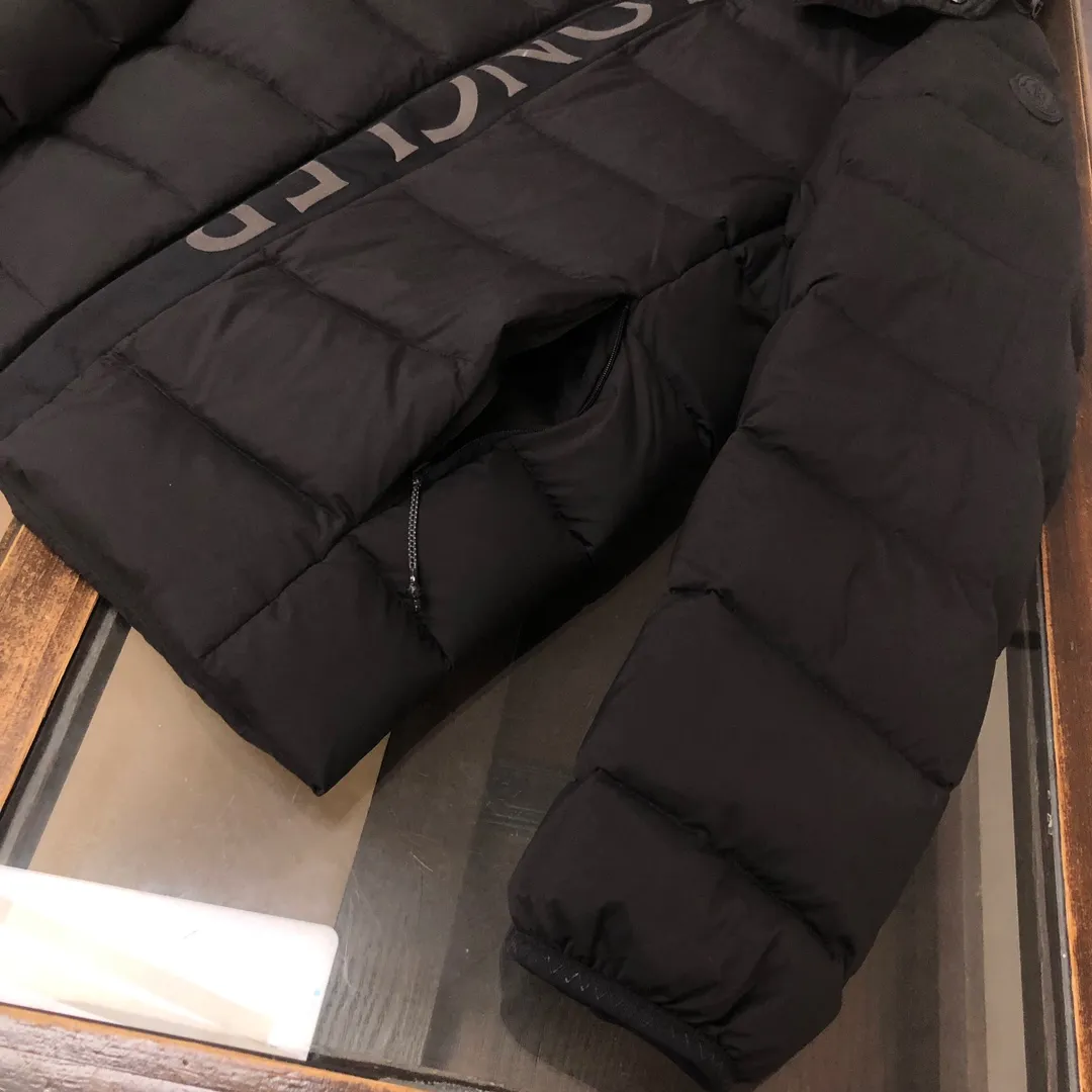 P880 𝗠𝗼𝗻𝗰𝗹𝗲𝗿 Mouth-covered New Ume Black Label Black Samurai/Short Down Jacket (Removable Hat) Available simultaneously on the official website🛒 👀The overall look is very high-end, especially light and warm, easy to move light down jacket, short style can show off the charm of a neat figure👍 The hood design helps to improve the cold protection of the neck It uses high-quality down with outstanding thermal insulation effect. ⚠️The down content is as high as 90% white goose down. It achieves good warmth retention and has good fluffiness. It is thinner and does not feel oppressive when worn on the body. The loose version covers the flesh and makes you look slimmer. 👏🏻Refuse to be bloated and lively when going out on the street. Let the down jacket break out of the conventional shape and create a comfortable aesthetic. Simple and fashionable. Very practical. The upper body effect is naturally casual and comfortable~ ❗️Customized special fabrics. Vacuum down filling Exquisite craftsmanship to strictly prevent velvet from being drilled. It comes from vacuum filling technology. Increases the air barrier to maintain the original softness, elasticity and feel of down. Anti-drilling design ✔️Three layers of anti-drilling fabrics and four layers of locking velvet technology. High-density sewing to prevent velvet from running away. The velvet is exquisite and in place. It has excellent warmth and cold resistance. You don’t want to take it off~ Color: Black Navy Code Number: 1-2-3-4-5 (M~3XL)