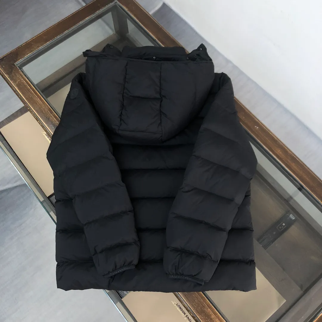 P880 𝗠𝗼𝗻𝗰𝗹𝗲𝗿 Mouth-covered New Ume Black Label Black Samurai/Short Down Jacket (Removable Hat) Available simultaneously on the official website🛒 👀The overall look is very high-end, especially light and warm, easy to move light down jacket, short style can show off the charm of a neat figure👍 The hood design helps to improve the cold protection of the neck It uses high-quality down with outstanding thermal insulation effect. ⚠️The down content is as high as 90% white goose down. It achieves good warmth retention and has good fluffiness. It is thinner and does not feel oppressive when worn on the body. The loose version covers the flesh and makes you look slimmer. 👏🏻Refuse to be bloated and lively when going out on the street. Let the down jacket break out of the conventional shape and create a comfortable aesthetic. Simple and fashionable. Very practical. The upper body effect is naturally casual and comfortable~ ❗️Customized special fabrics. Vacuum down filling Exquisite craftsmanship to strictly prevent velvet from being drilled. It comes from vacuum filling technology. Increases the air barrier to maintain the original softness, elasticity and feel of down. Anti-drilling design ✔️Three layers of anti-drilling fabrics and four layers of locking velvet technology. High-density sewing to prevent velvet from running away. The velvet is exquisite and in place. It has excellent warmth and cold resistance. You don’t want to take it off~ Color: Black Navy Code Number: 1-2-3-4-5 (M~3XL)