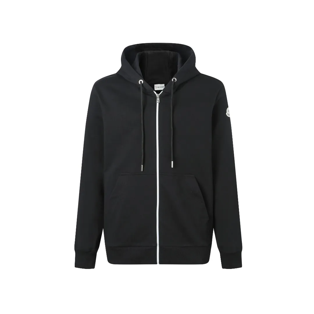 P480 MONCLER printed logo hooded sweatshirt Fabric selection: Made of lightweight turned-over velvet cotton fabric. High-density cotton fiber is used to achieve internal and external differentiation in a single layer of fabric. The outer plain weave is tight and wear-resistant, and the inner layer is formed into a short dense suede surface through a sanding process. The dense plain weave structure resists wind and splashes, the brushed suede surface is skin-friendly, and the short pile has been treated to eliminate static electricity to avoid sticking to the skin. A very small amount of grooved polyester moisture-conducting yarn is embedded in the cotton fiber, which quickly directs sweat from the inner suede surface to the outer layer for evaporation through the capillary effect, solving the problem that the inside-out suede is prone to stuffiness. Process 1: By actively intervening in the shrinkage potential of the cotton fiber, the fabric is achieved from being variable to stable, improving dimensional stability, and at the same time not prone to deformation and wrinkles.  Process 2: Use glue printing to present a high saturation pattern on the center of the cap. Apply even pressure with the scraper and print in 5 steps to ensure full penetration and coverage of the glue. After curing at high temperature, the pigment is firmly combined with the cotton fiber. The ink absorption and penetration characteristics of the cotton fiber make the pattern less likely to fall off due to friction. Accessories: One-to-one customized drawstring head, one-to-one customized zipper puller, one-to-one customized collar label, one-to-one customized badge SIZE: S M L XL