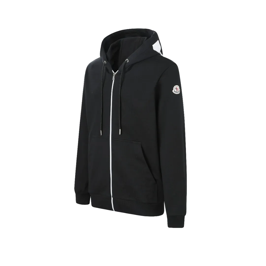 P480 MONCLER printed logo hooded sweatshirt Fabric selection: Made of lightweight turned-over velvet cotton fabric. High-density cotton fiber is used to achieve internal and external differentiation in a single layer of fabric. The outer plain weave is tight and wear-resistant, and the inner layer is formed into a short dense suede surface through a sanding process. The dense plain weave structure resists wind and splashes, the brushed suede surface is skin-friendly, and the short pile has been treated to eliminate static electricity to avoid sticking to the skin. A very small amount of grooved polyester moisture-conducting yarn is embedded in the cotton fiber, which quickly directs sweat from the inner suede surface to the outer layer for evaporation through the capillary effect, solving the problem that the inside-out suede is prone to stuffiness. Process 1: By actively intervening in the shrinkage potential of the cotton fiber, the fabric is achieved from being variable to stable, improving dimensional stability, and at the same time not prone to deformation and wrinkles.  Process 2: Use glue printing to present a high saturation pattern on the center of the cap. Apply even pressure with the scraper and print in 5 steps to ensure full penetration and coverage of the glue. After curing at high temperature, the pigment is firmly combined with the cotton fiber. The ink absorption and penetration characteristics of the cotton fiber make the pattern less likely to fall off due to friction. Accessories: One-to-one customized drawstring head, one-to-one customized zipper puller, one-to-one customized collar label, one-to-one customized badge SIZE: S M L XL