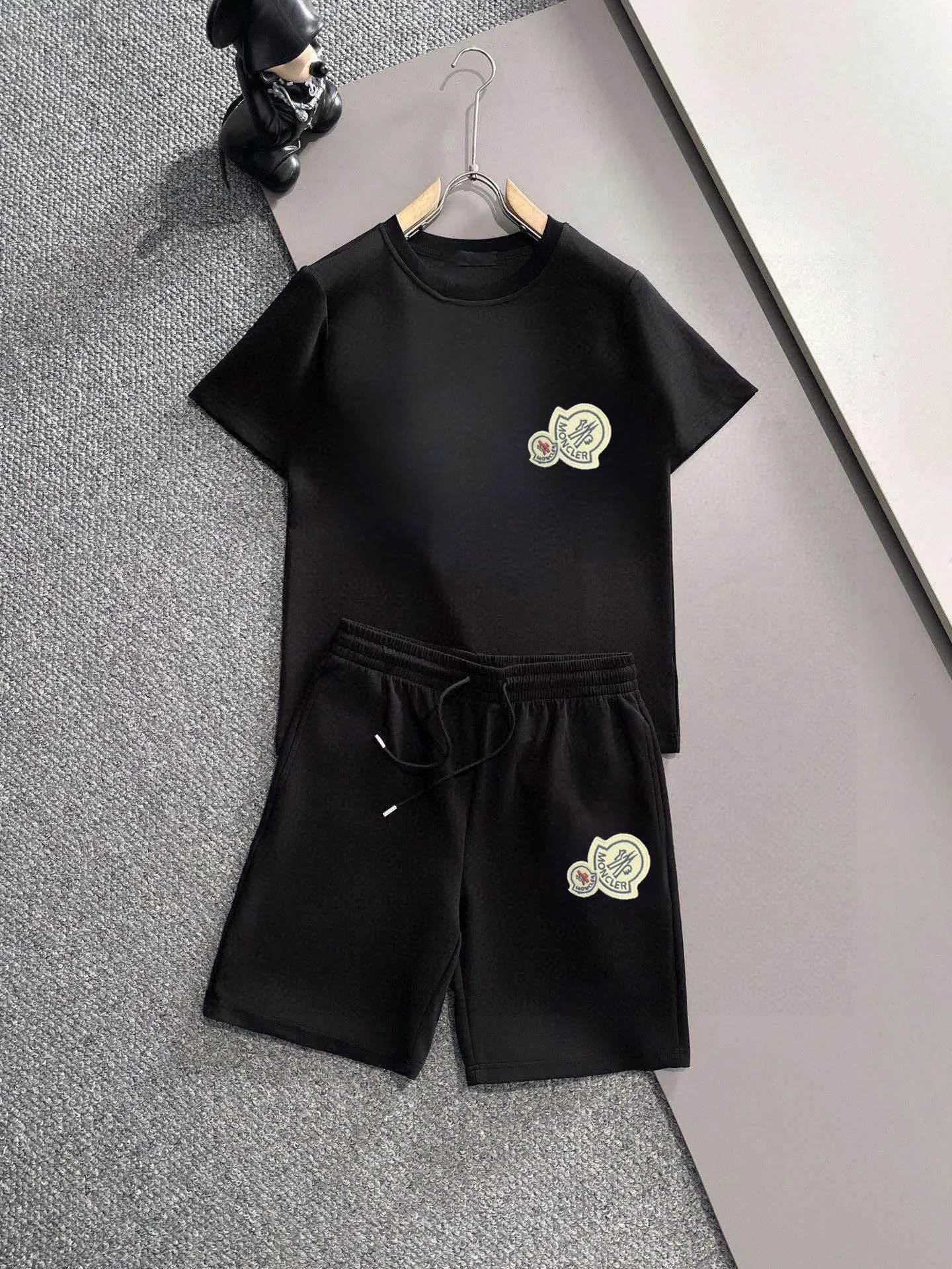 P280 Brand [MONCLER] 2025 new men’s short-sleeved shorts suit! Synchronous sales on the official website! High-end version on the market! It feels delicate and soft! Make you more comfortable to wear! The draped silhouette is awesome! Size: M-5XL (please state your height and weight when placing an order)