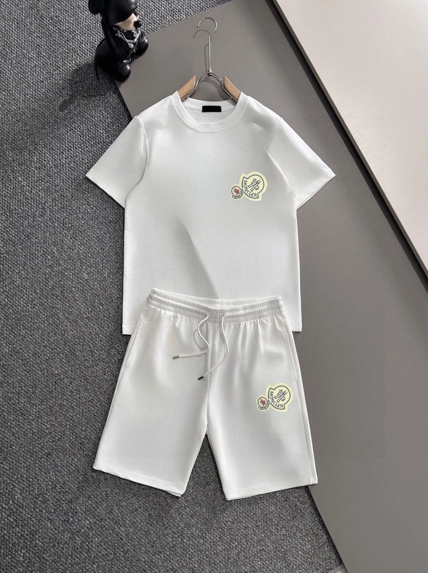 P280 Brand [MONCLER] 2025 new men’s short-sleeved shorts suit! Synchronous sales on the official website! High-end version on the market! It feels delicate and soft! Make you more comfortable to wear! The draped silhouette is awesome! Size: M-5XL (please state your height and weight when placing an order)