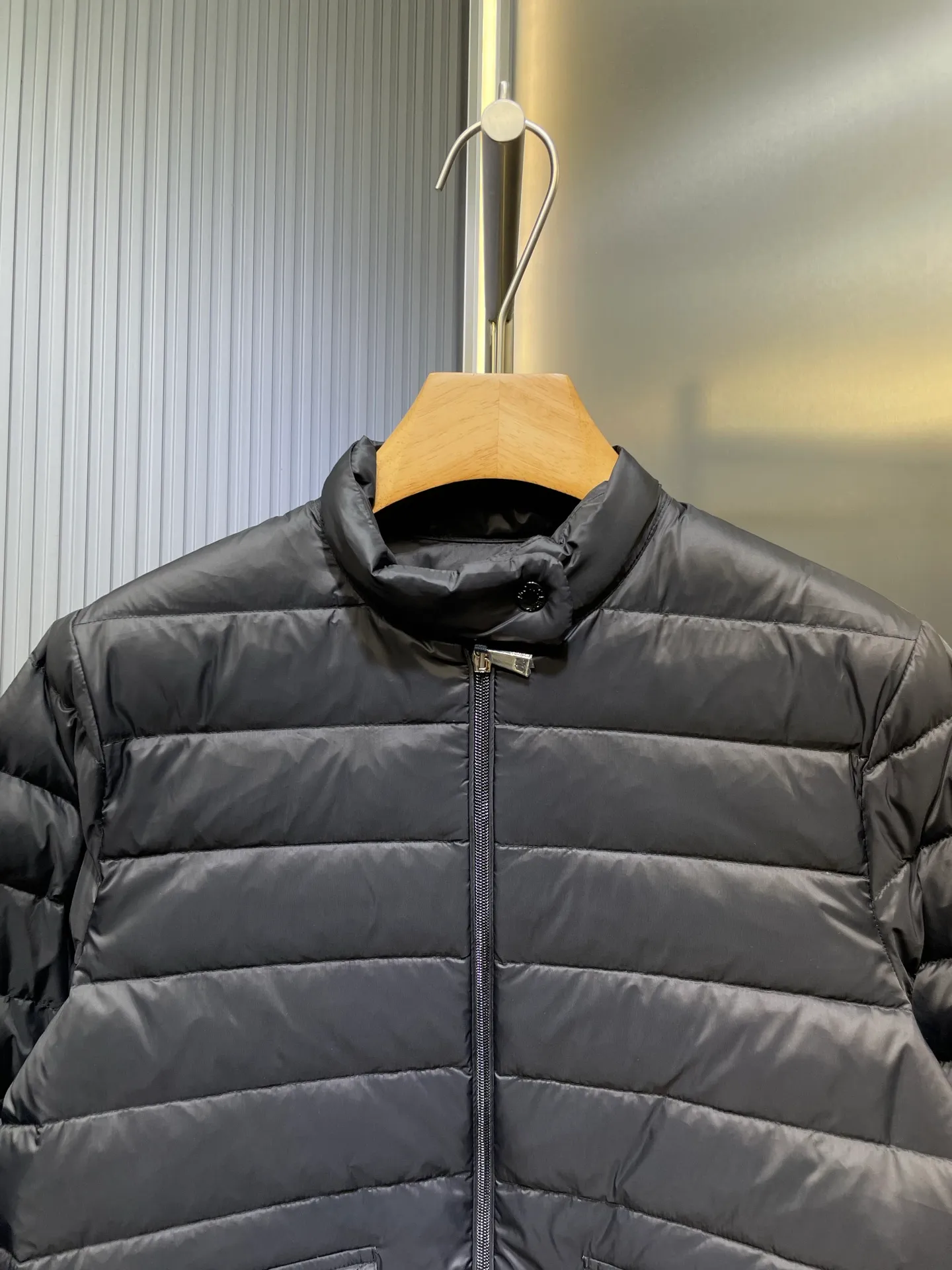 P670 Moncler 🌟Thin stand-up collar and lapel down jacket. Customized YB imported nylon material. The craftsmanship is restored. Upgraded material. It has the waterproof, windproof and cold-proof function of nylon. White goose down filling inside. The whole piece is light and warm. Zipper placket. Lapel stand-up collar two-wear design. Classic rectangular strip embossed treatment. Various styles. Iconic logo patches on the outside of the arms are embellished to highlight a low-key sense of luxury. The flap pocket design is practical to keep out the cold. Exquisite details can successfully get rid of dullness. Integrating warmth and fashion. Customized surface accessories. Look for the correct version. Down filling standard: national standard. Down filling material: white duck down. Size: s m l