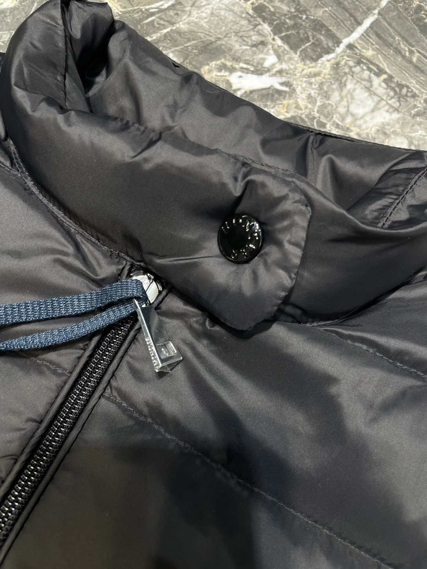 P670 Moncler 🌟Thin stand-up collar and lapel down jacket. Customized YB imported nylon material. The craftsmanship is restored. Upgraded material. It has the waterproof, windproof and cold-proof function of nylon. White goose down filling inside. The whole piece is light and warm. Zipper placket. Lapel stand-up collar two-wear design. Classic rectangular strip embossed treatment. Various styles. Iconic logo patches on the outside of the arms are embellished to highlight a low-key sense of luxury. The flap pocket design is practical to keep out the cold. Exquisite details can successfully get rid of dullness. Integrating warmth and fashion. Customized surface accessories. Look for the correct version. Down filling standard: national standard. Down filling material: white duck down. Size: s m l