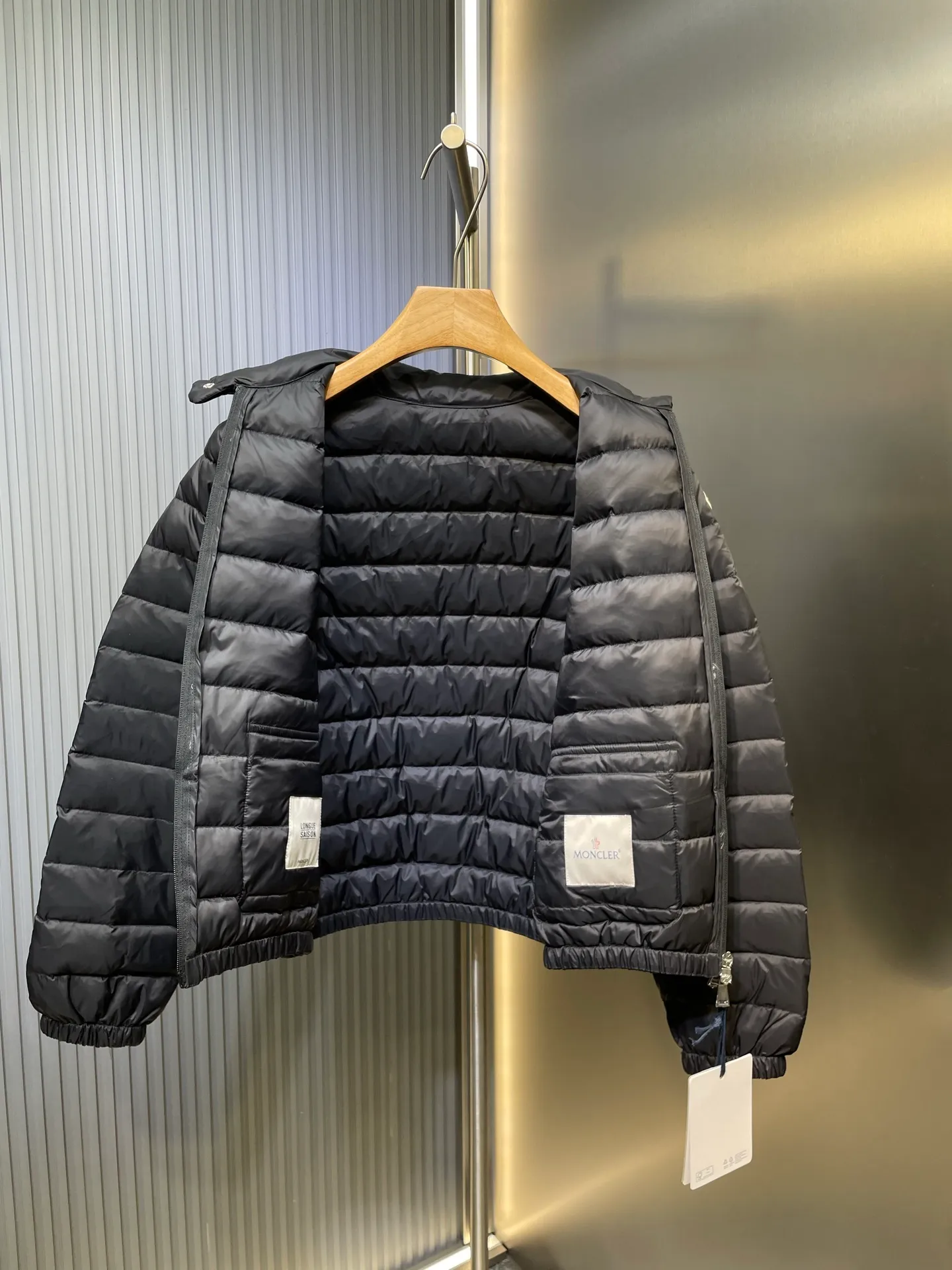 P670 Moncler 🌟Thin stand-up collar and lapel down jacket. Customized YB imported nylon material. The craftsmanship is restored. Upgraded material. It has the waterproof, windproof and cold-proof function of nylon. White goose down filling inside. The whole piece is light and warm. Zipper placket. Lapel stand-up collar two-wear design. Classic rectangular strip embossed treatment. Various styles. Iconic logo patches on the outside of the arms are embellished to highlight a low-key sense of luxury. The flap pocket design is practical to keep out the cold. Exquisite details can successfully get rid of dullness. Integrating warmth and fashion. Customized surface accessories. Look for the correct version. Down filling standard: national standard. Down filling material: white duck down. Size: s m l
