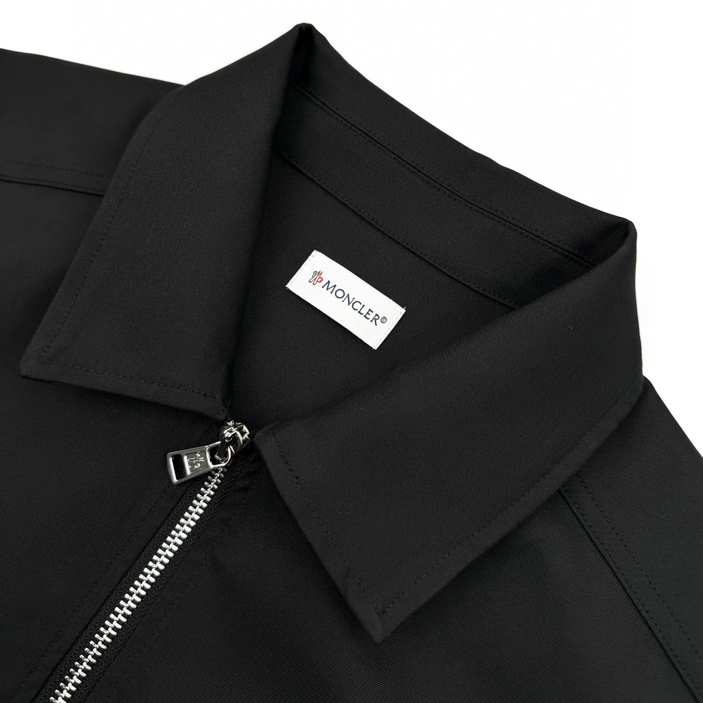 P480 Exclusive supply] Moncler Pocket Logo Zipper Jacket (Black) Original purchase and development of 7,100, the fabric is made of custom-made high-quality cotton hidden pattern gabardine. It is full of texture, comfortable and close to the skin, encounters brown tones, and exudes restrained tenderness. The iconic Moncler logo embroidered logo is embellished on it, adding brand recognition. Simple and smooth lines. The zipper opening and closing also follows the principle of minimalism. Use simplicity as the pen and texture as the ink. Use the simplest elements. To outline the most moving fashion picture, imported special machine infrared is used to position the "Moncler logo embroidery". The position is more accurate. It is firm and strong. The template machine opens the bag. The preset template guides the position of the bag. The shape and size. The accuracy ensures the quality of the bag opening effect. The fabrics have been washed and washed. It has a better hand feel and texture. It is not easy to deform, not easy to shrink, not easy to fade, and maintains long-term beauty. Size:S-M-L-XL