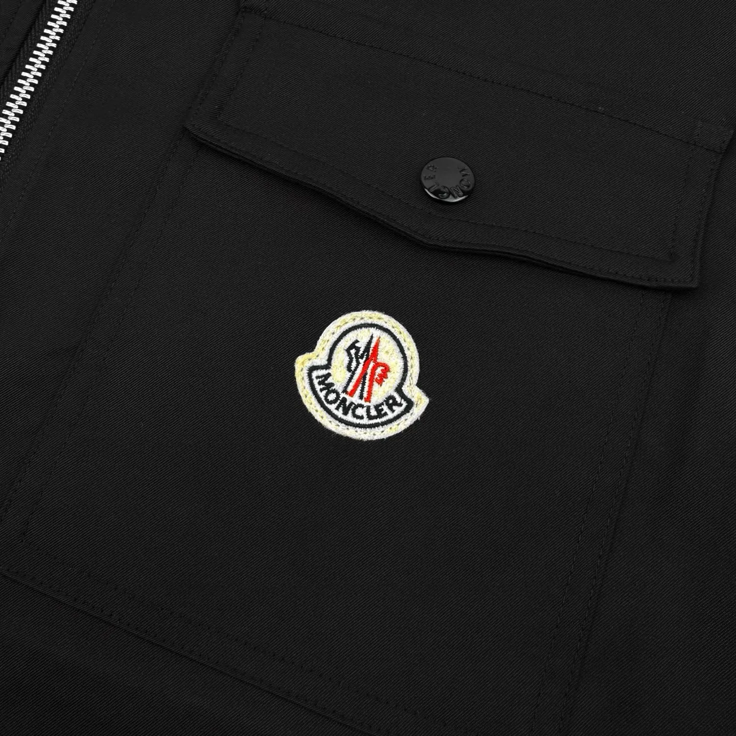 P480 Exclusive supply] Moncler Pocket Logo Zipper Jacket (Black) Original purchase and development of 7,100, the fabric is made of custom-made high-quality cotton hidden pattern gabardine. It is full of texture, comfortable and close to the skin, encounters brown tones, and exudes restrained tenderness. The iconic Moncler logo embroidered logo is embellished on it, adding brand recognition. Simple and smooth lines. The zipper opening and closing also follows the principle of minimalism. Use simplicity as the pen and texture as the ink. Use the simplest elements. To outline the most moving fashion picture, imported special machine infrared is used to position the "Moncler logo embroidery". The position is more accurate. It is firm and strong. The template machine opens the bag. The preset template guides the position of the bag. The shape and size. The accuracy ensures the quality of the bag opening effect. The fabrics have been washed and washed. It has a better hand feel and texture. It is not easy to deform, not easy to shrink, not easy to fade, and maintains long-term beauty. Size:S-M-L-XL