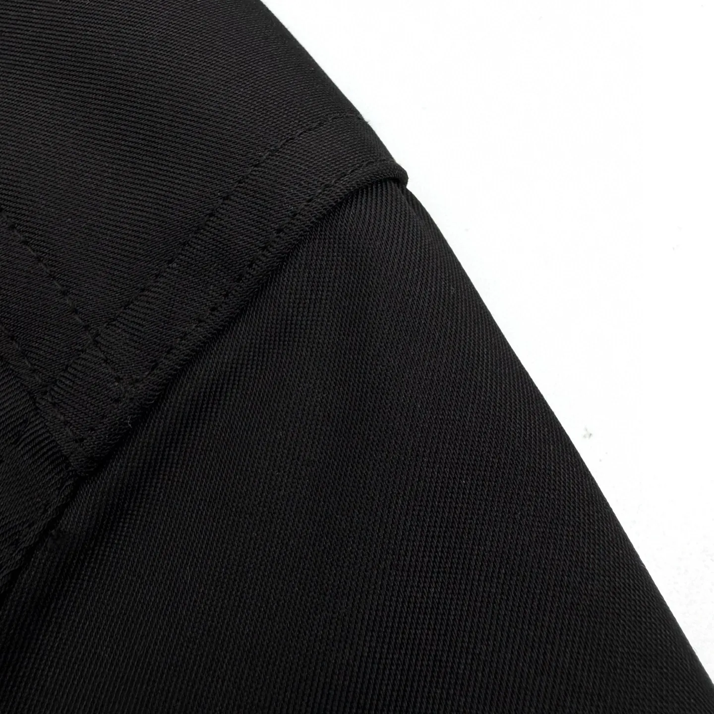 P480 Exclusive supply] Moncler Pocket Logo Zipper Jacket (Black) Original purchase and development of 7,100, the fabric is made of custom-made high-quality cotton hidden pattern gabardine. It is full of texture, comfortable and close to the skin, encounters brown tones, and exudes restrained tenderness. The iconic Moncler logo embroidered logo is embellished on it, adding brand recognition. Simple and smooth lines. The zipper opening and closing also follows the principle of minimalism. Use simplicity as the pen and texture as the ink. Use the simplest elements. To outline the most moving fashion picture, imported special machine infrared is used to position the "Moncler logo embroidery". The position is more accurate. It is firm and strong. The template machine opens the bag. The preset template guides the position of the bag. The shape and size. The accuracy ensures the quality of the bag opening effect. The fabrics have been washed and washed. It has a better hand feel and texture. It is not easy to deform, not easy to shrink, not easy to fade, and maintains long-term beauty. Size:S-M-L-XL