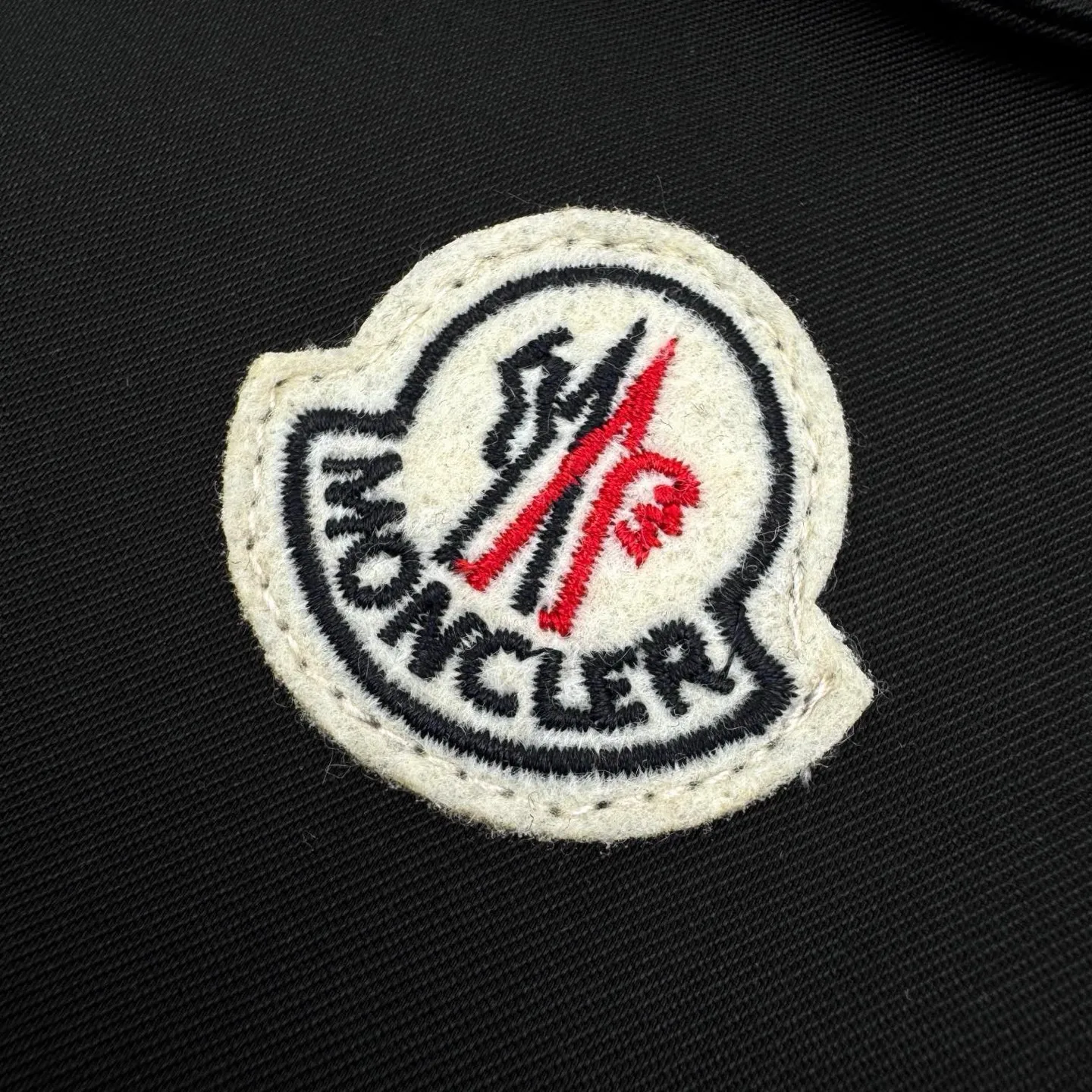P480 Exclusive supply] Moncler Pocket Logo Zipper Jacket (Black) Original purchase and development of 7,100, the fabric is made of custom-made high-quality cotton hidden pattern gabardine. It is full of texture, comfortable and close to the skin, encounters brown tones, and exudes restrained tenderness. The iconic Moncler logo embroidered logo is embellished on it, adding brand recognition. Simple and smooth lines. The zipper opening and closing also follows the principle of minimalism. Use simplicity as the pen and texture as the ink. Use the simplest elements. To outline the most moving fashion picture, imported special machine infrared is used to position the "Moncler logo embroidery". The position is more accurate. It is firm and strong. The template machine opens the bag. The preset template guides the position of the bag. The shape and size. The accuracy ensures the quality of the bag opening effect. The fabrics have been washed and washed. It has a better hand feel and texture. It is not easy to deform, not easy to shrink, not easy to fade, and maintains long-term beauty. Size:S-M-L-XL