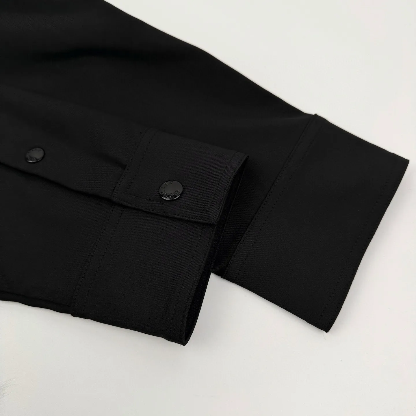P480 Exclusive supply] Moncler Pocket Logo Zipper Jacket (Black) Original purchase and development of 7,100, the fabric is made of custom-made high-quality cotton hidden pattern gabardine. It is full of texture, comfortable and close to the skin, encounters brown tones, and exudes restrained tenderness. The iconic Moncler logo embroidered logo is embellished on it, adding brand recognition. Simple and smooth lines. The zipper opening and closing also follows the principle of minimalism. Use simplicity as the pen and texture as the ink. Use the simplest elements. To outline the most moving fashion picture, imported special machine infrared is used to position the "Moncler logo embroidery". The position is more accurate. It is firm and strong. The template machine opens the bag. The preset template guides the position of the bag. The shape and size. The accuracy ensures the quality of the bag opening effect. The fabrics have been washed and washed. It has a better hand feel and texture. It is not easy to deform, not easy to shrink, not easy to fade, and maintains long-term beauty. Size:S-M-L-XL